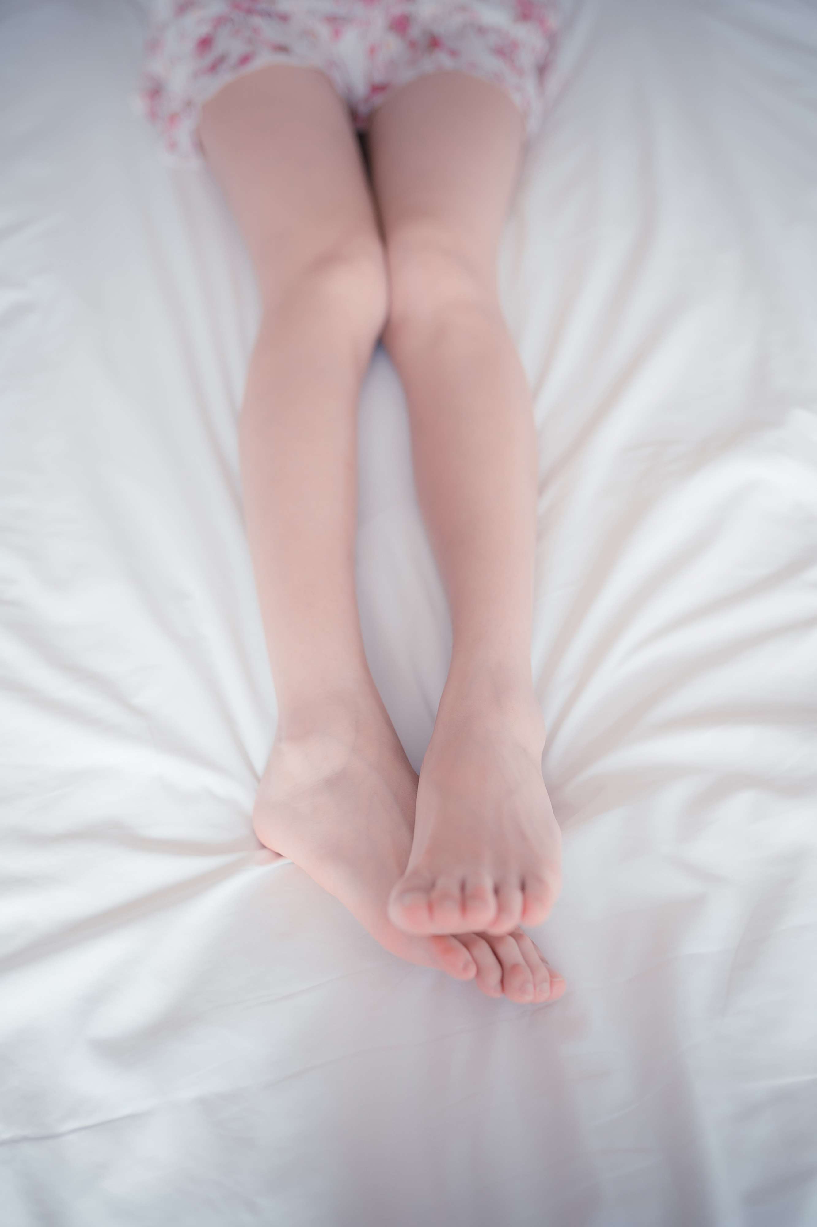 《师姐花裙睡衣の嫩足》作品图