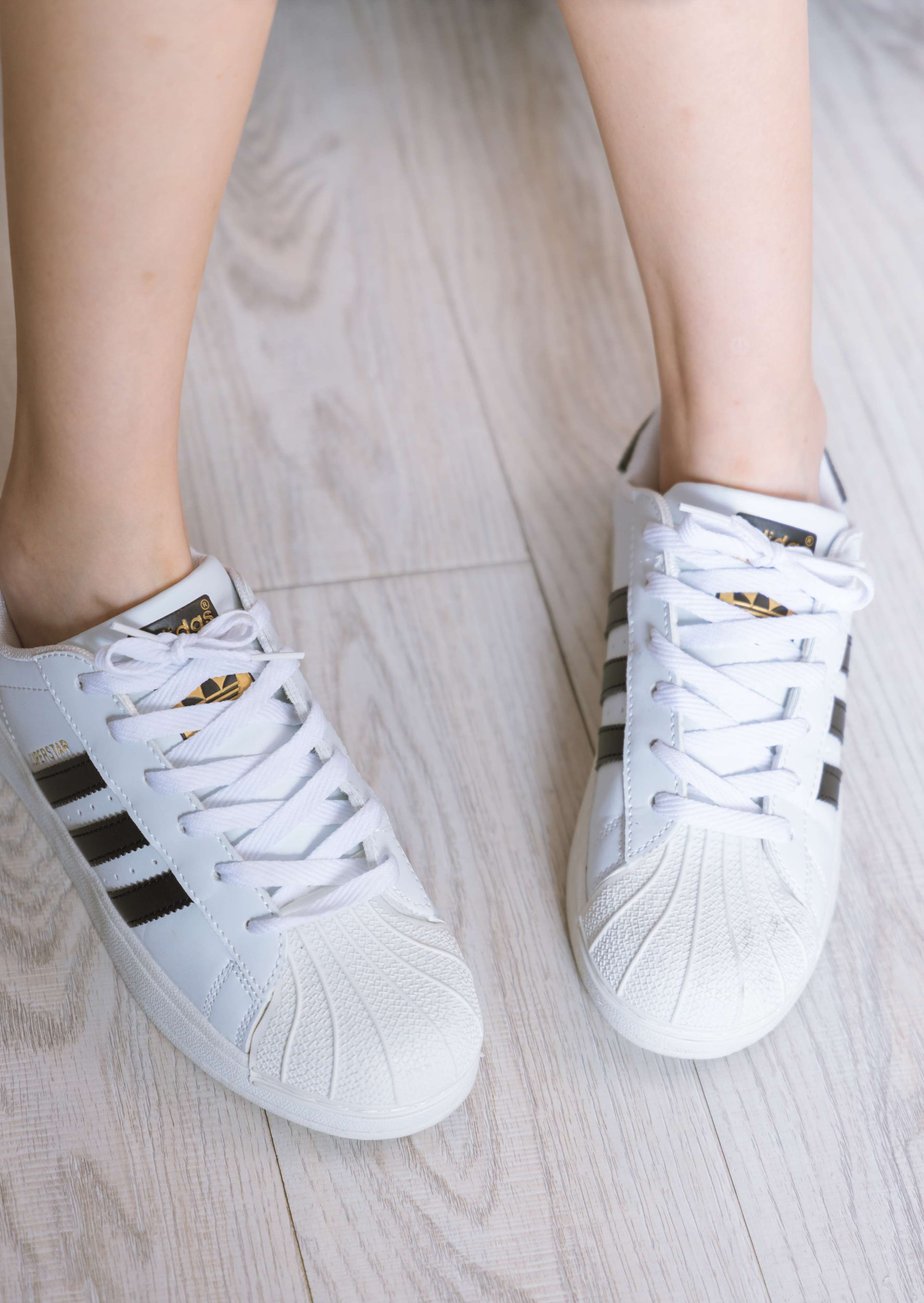 《小甜豆-贝壳头板鞋、白棉袜、裸足》作品图