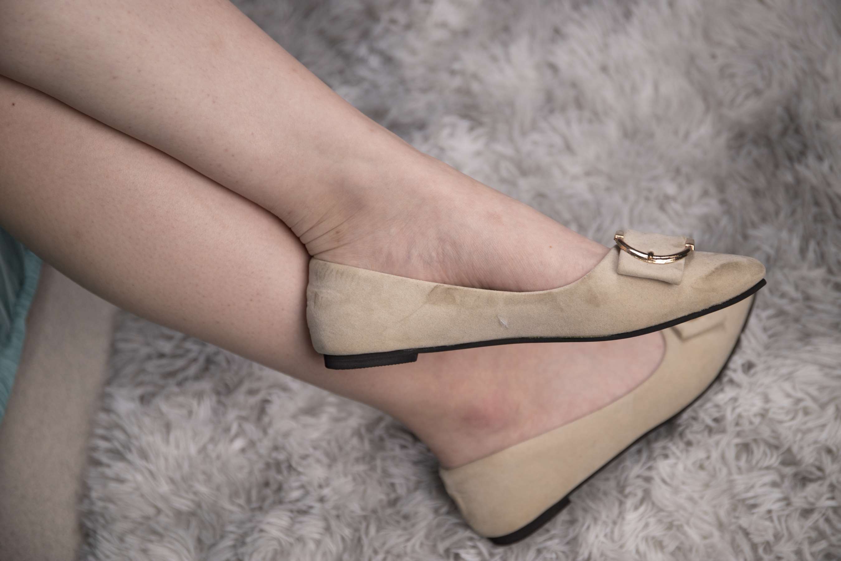 《护士嘉嘉沙发上秀原味白嫩脚丫》作品图