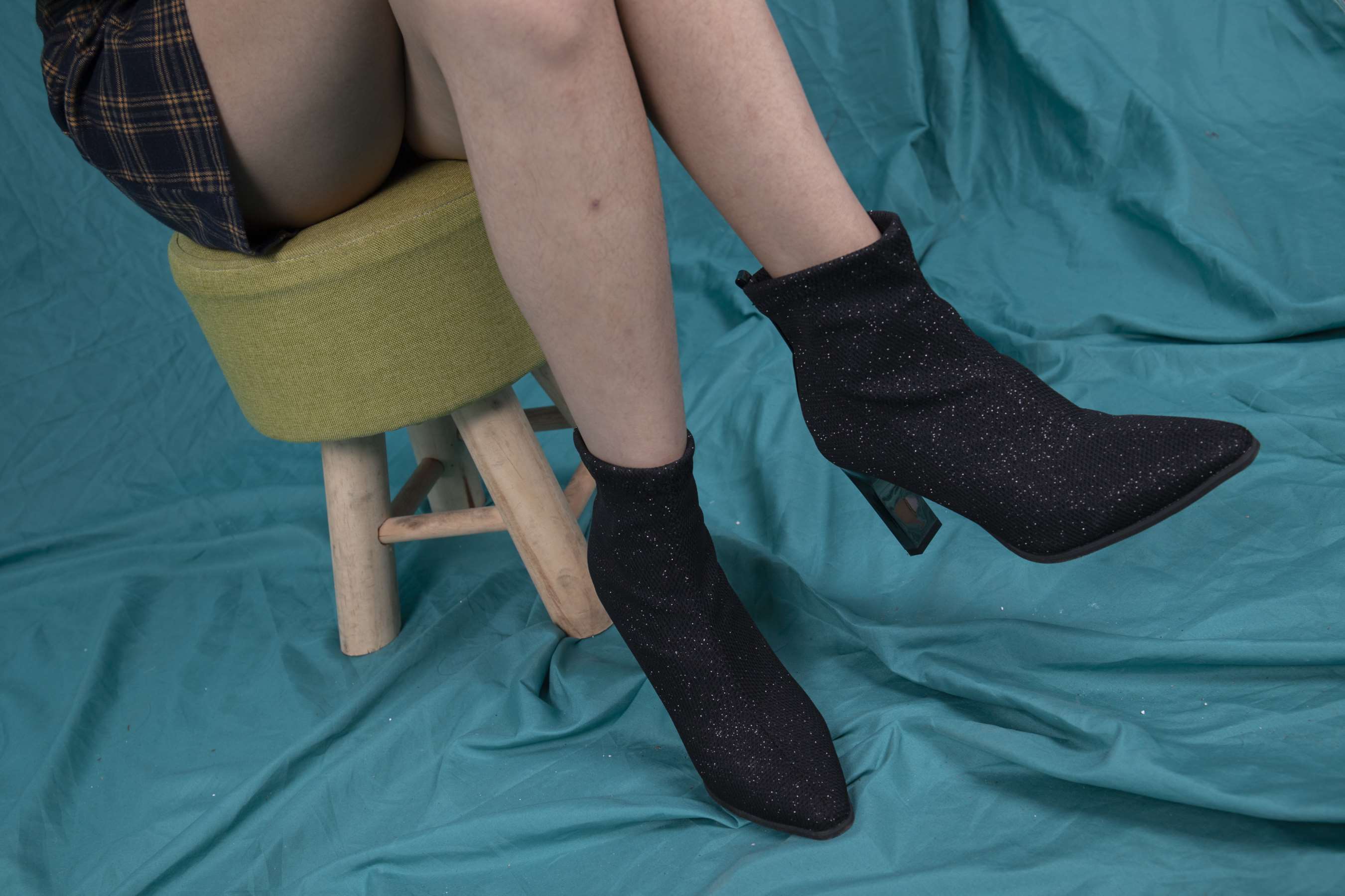 《小艺的凉鞋脚丫诱惑，脚丫白皙漂亮！》作品图