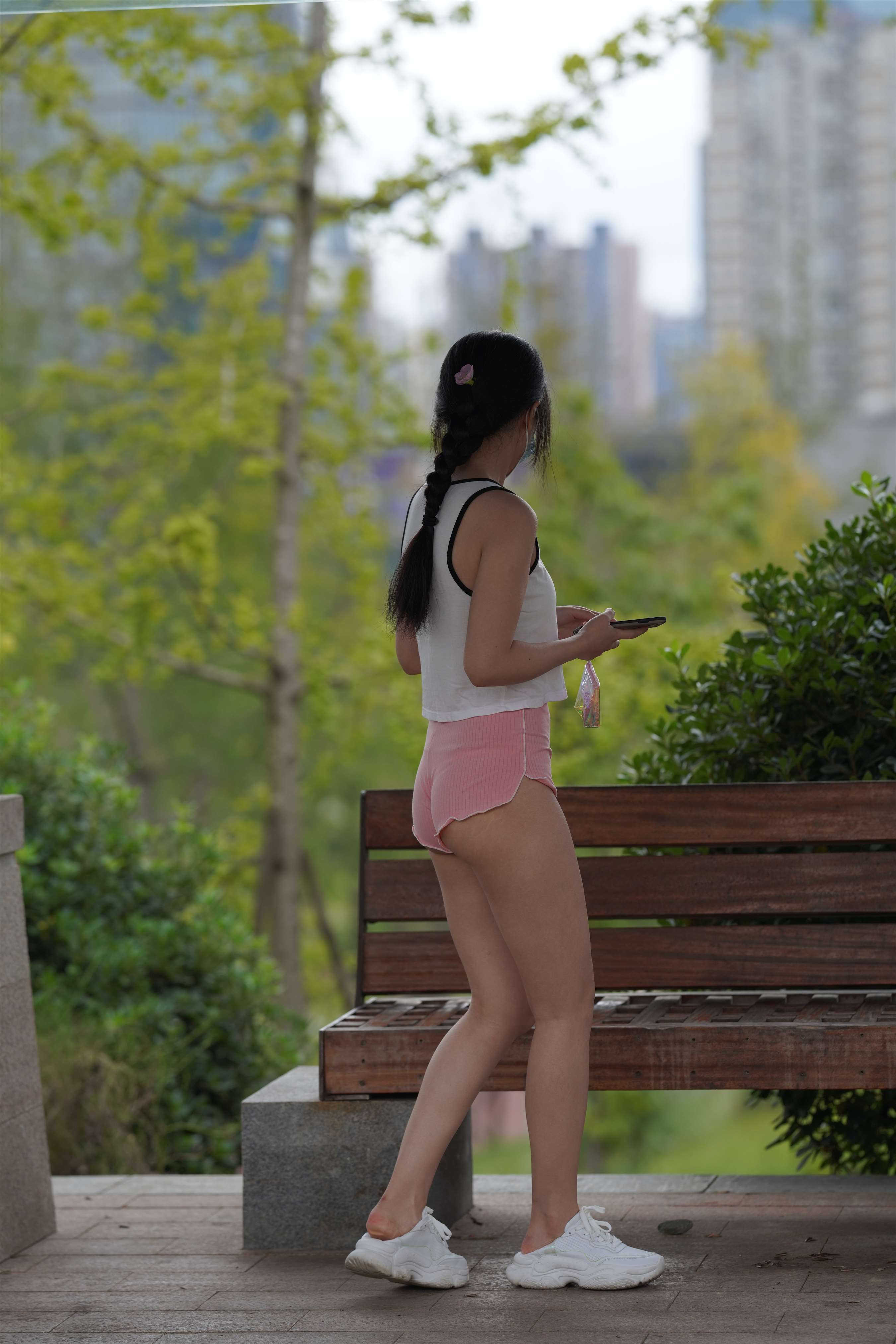 《运动鞋の不穿袜子的嫩足》作品图