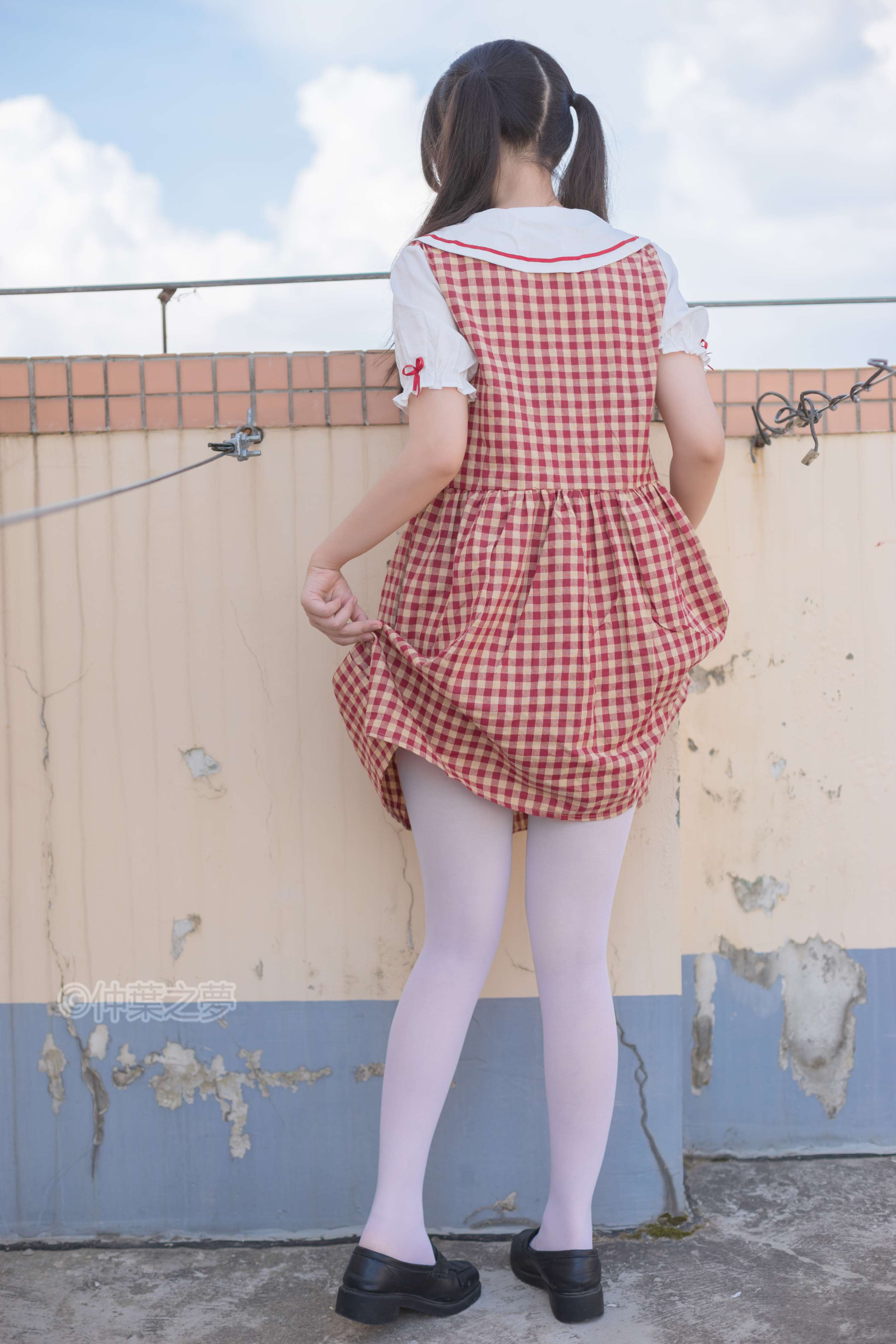 《日系学妹格子裙の白丝脚》作品图