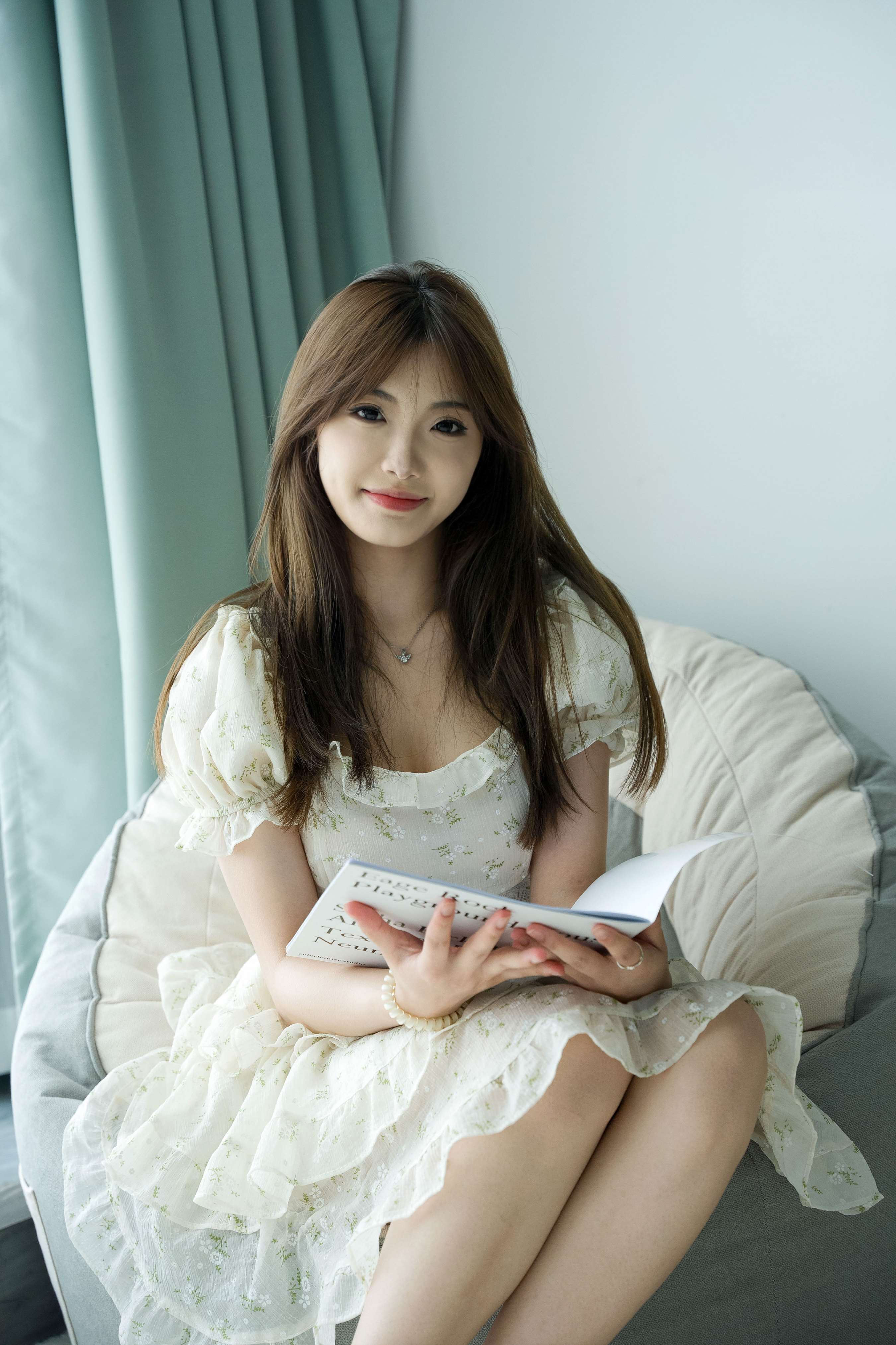 《在夏日阳光里奔跑的森系美少女》作品图