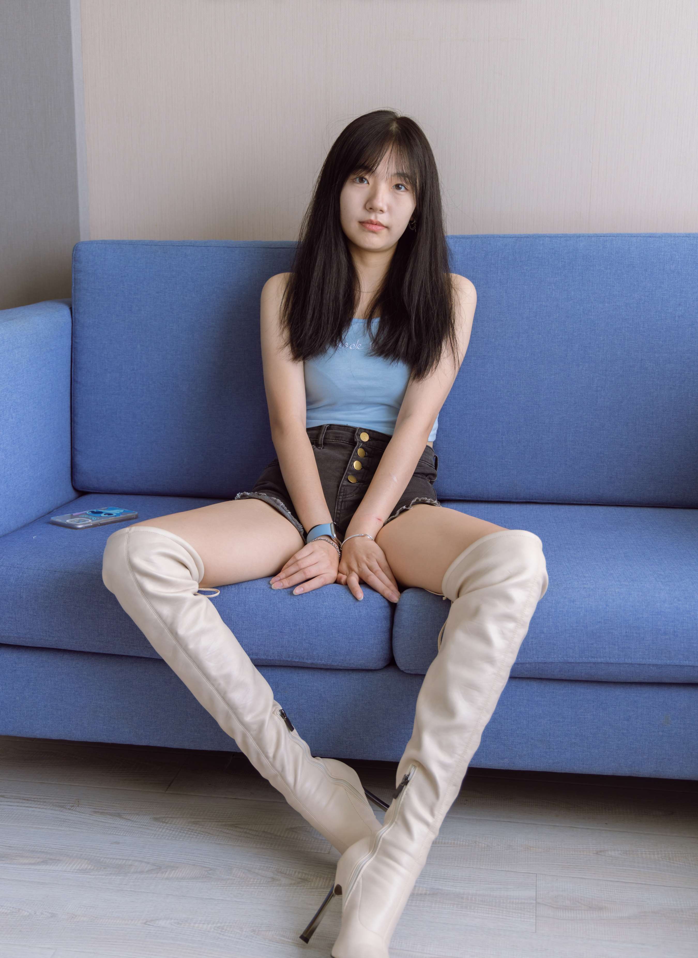 《小甜豆-热裤高跟长靴、白棉袜、裸足》作品图