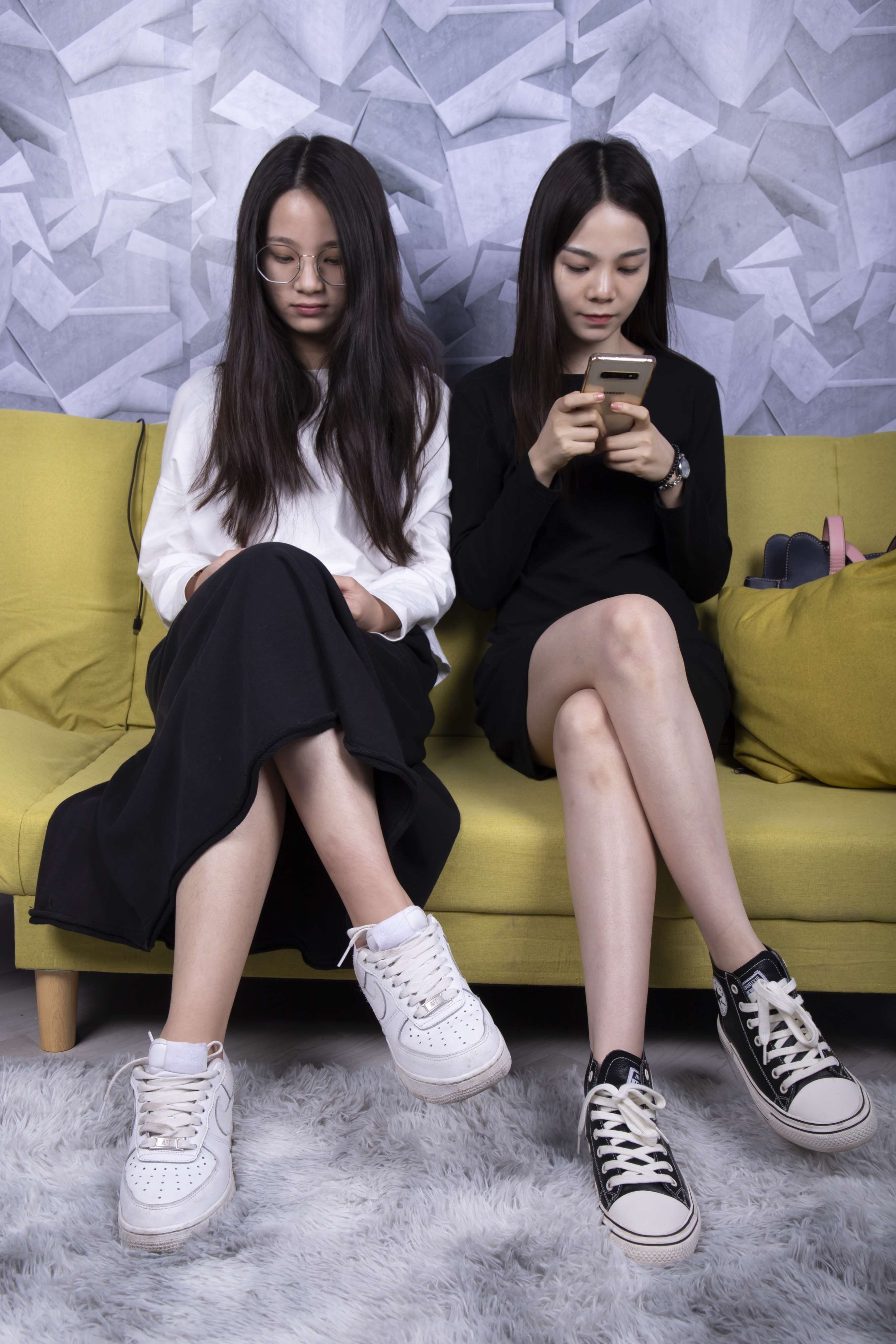 《姐妹花沙发高跟秀裸足》作品图