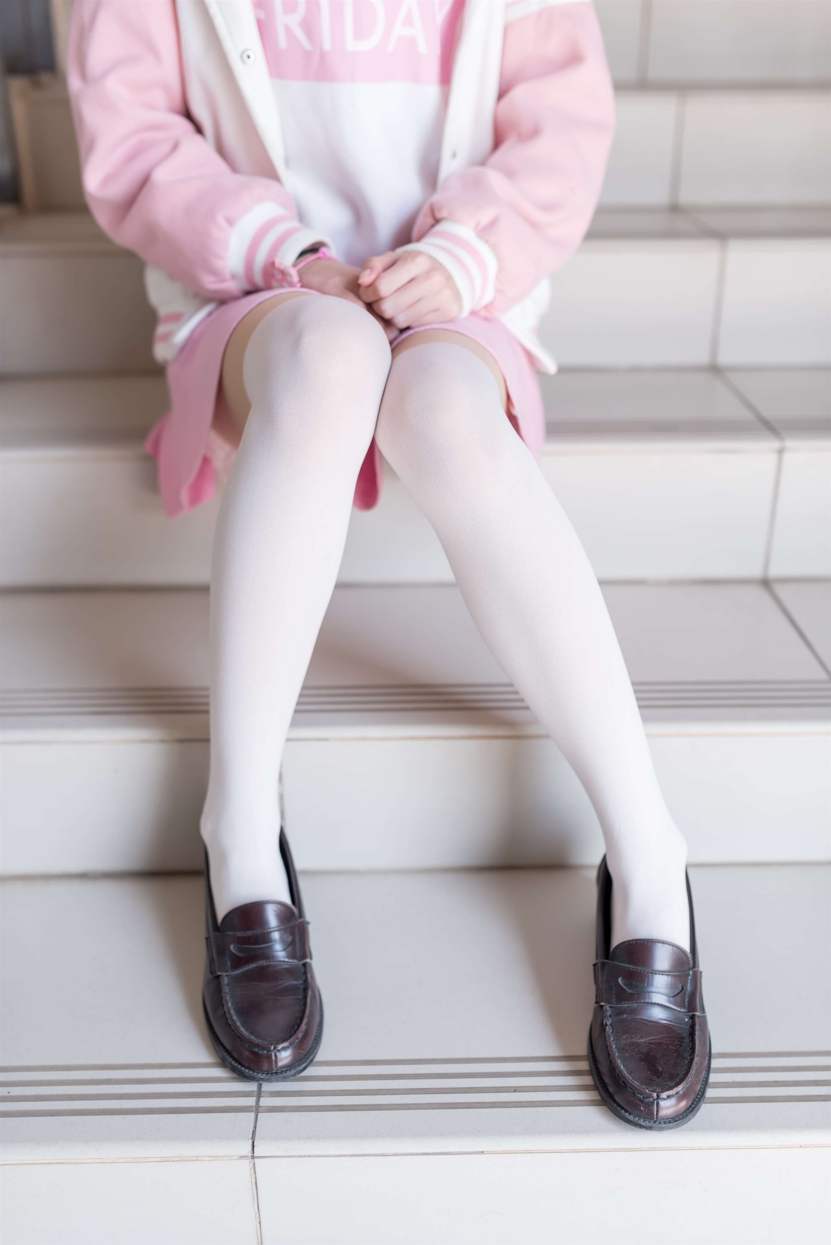 《楼道白丝足》作品图