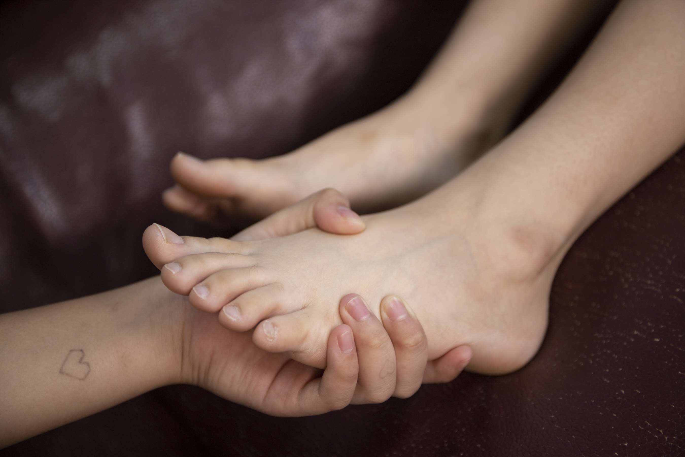 《小仙女静儿美女的嫩脚丫被捉住拍照【套图+4K视频】》作品图