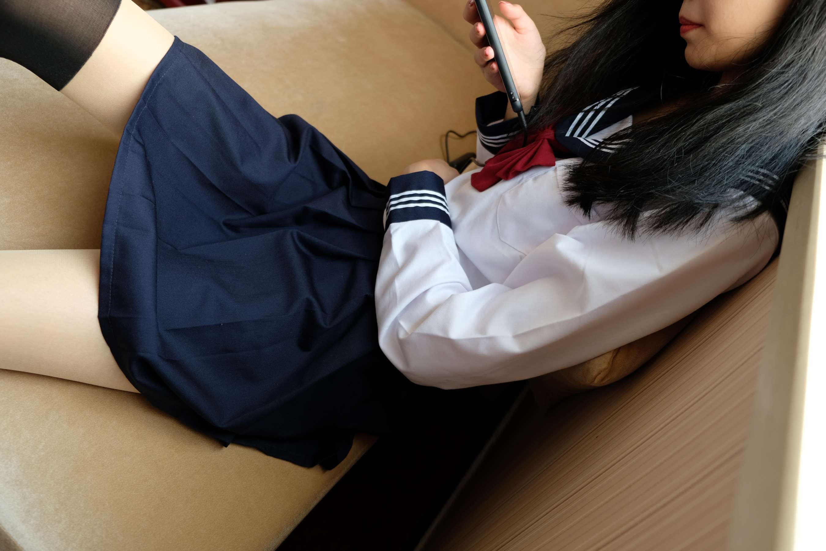 《小虫JK制服の嫩足》作品图