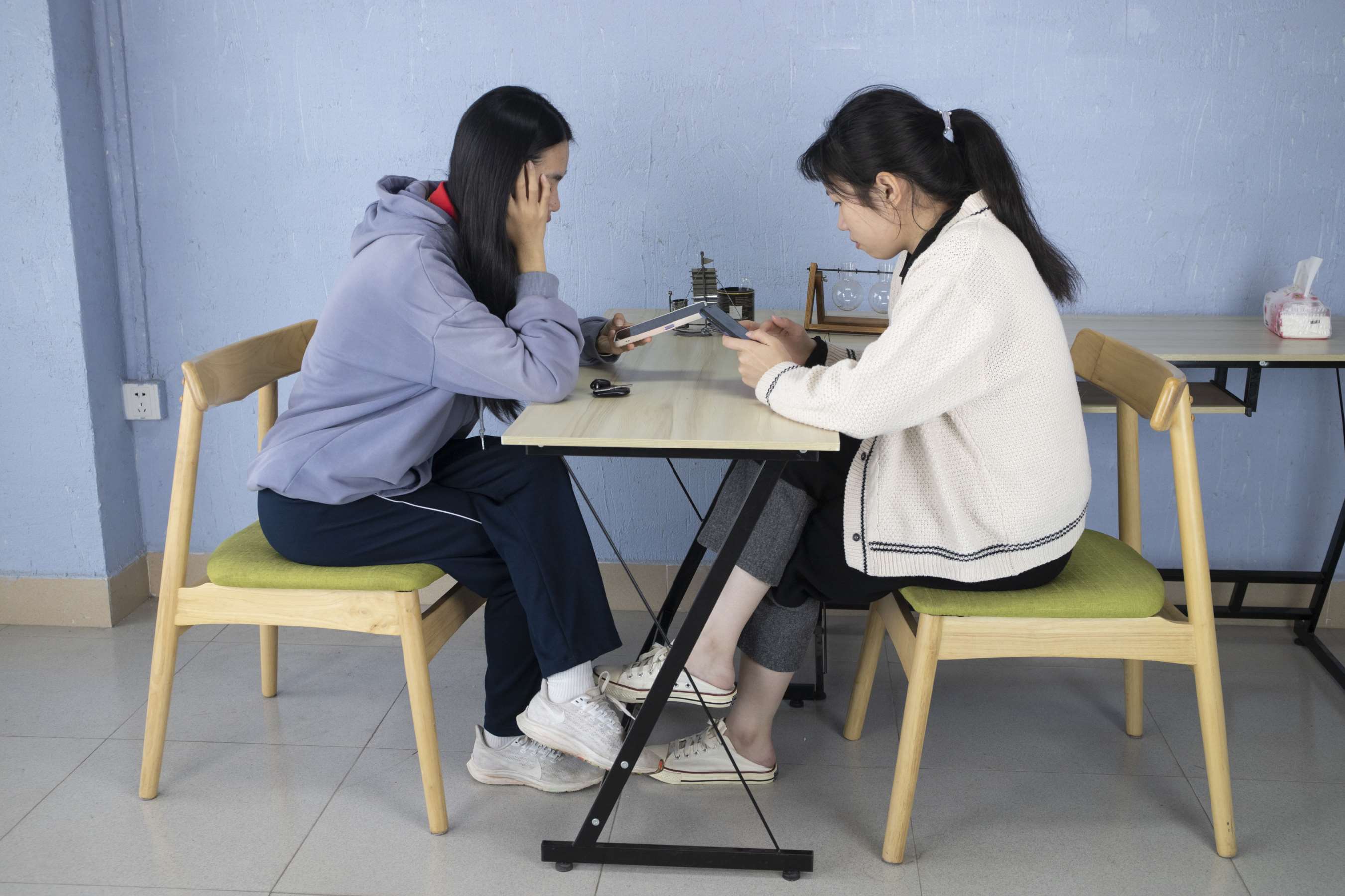 《小刘和李怡脱掉鞋子摆弄棉袜脚【套图+4K视频】》作品图