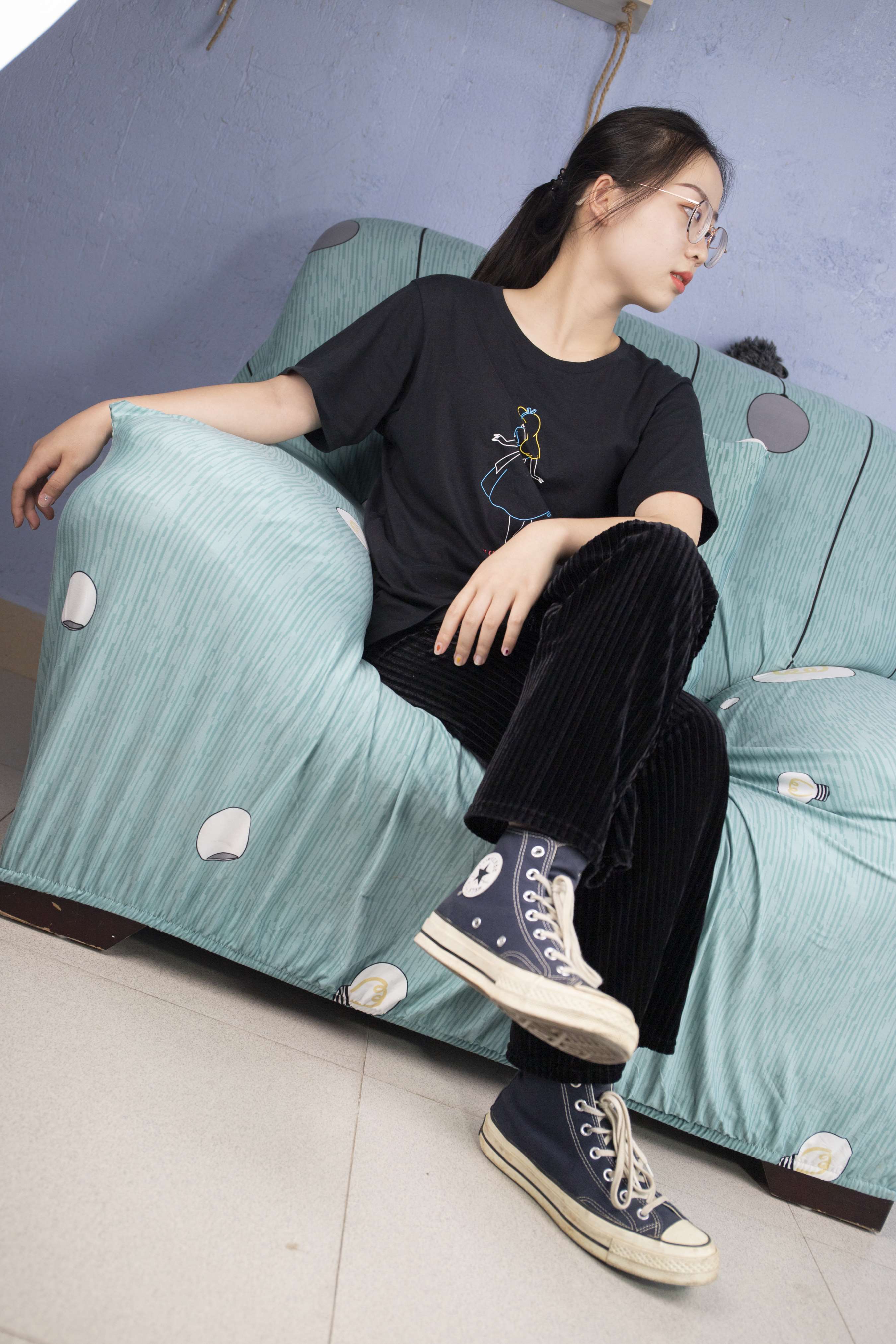 《姗姗帆布鞋棉袜原味脚丫，秀脚丫》作品图