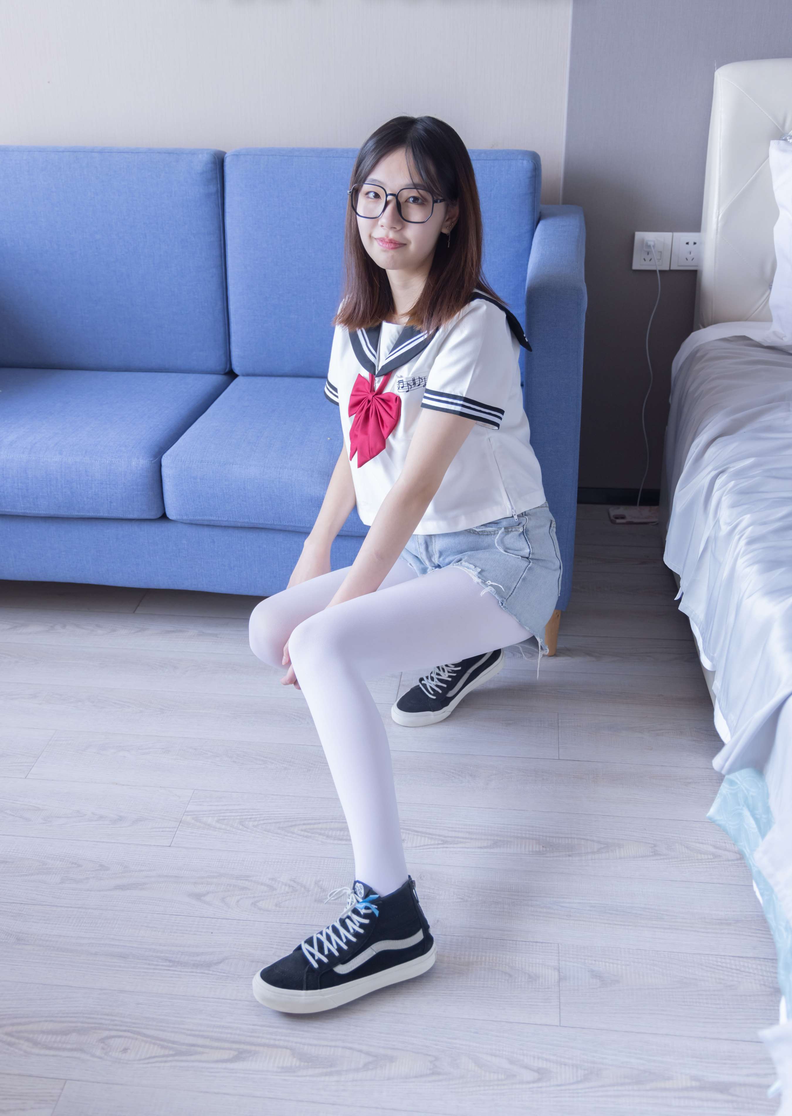 《小甜豆-三双帆布鞋板鞋、厚白丝、黑丝》作品图