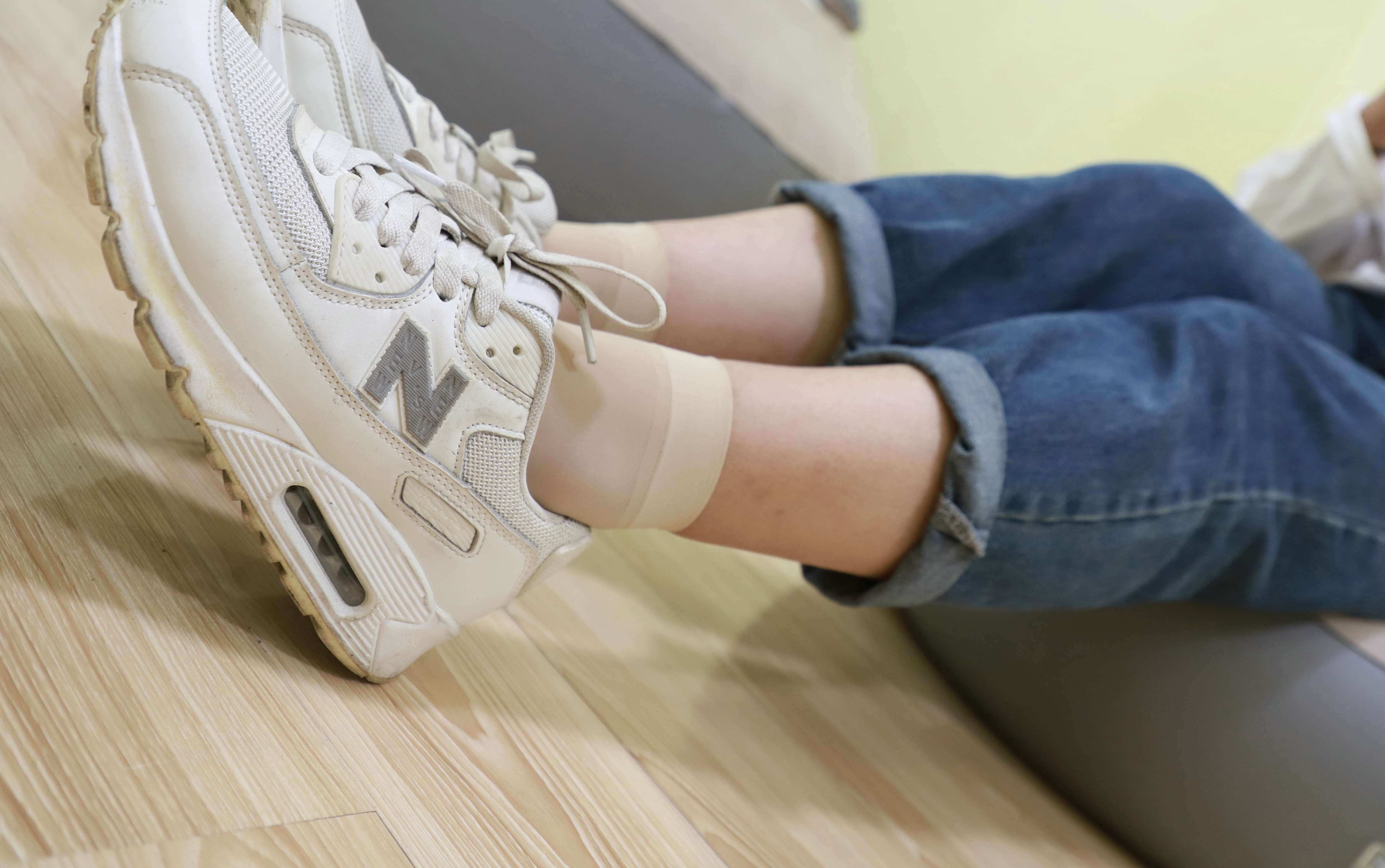 《运动鞋の短丝脚丫》作品图