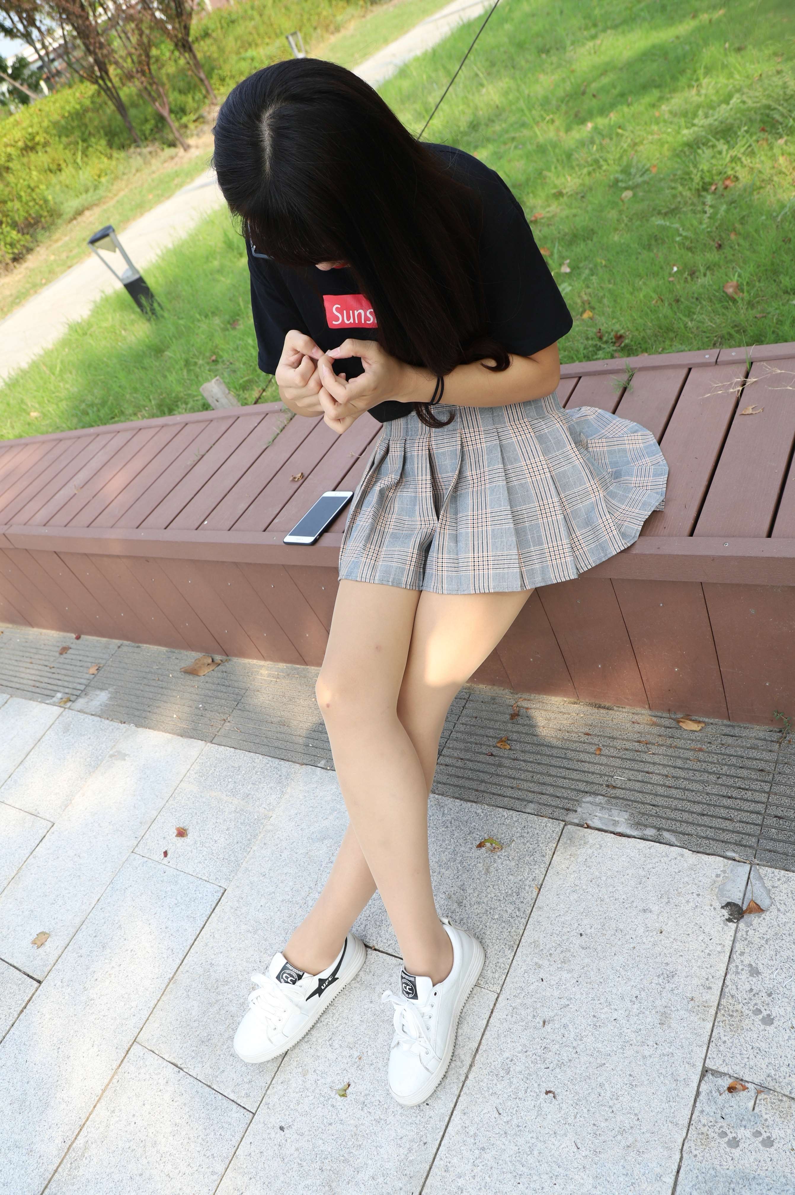 《眼镜妹的板鞋の肉丝脚》作品图