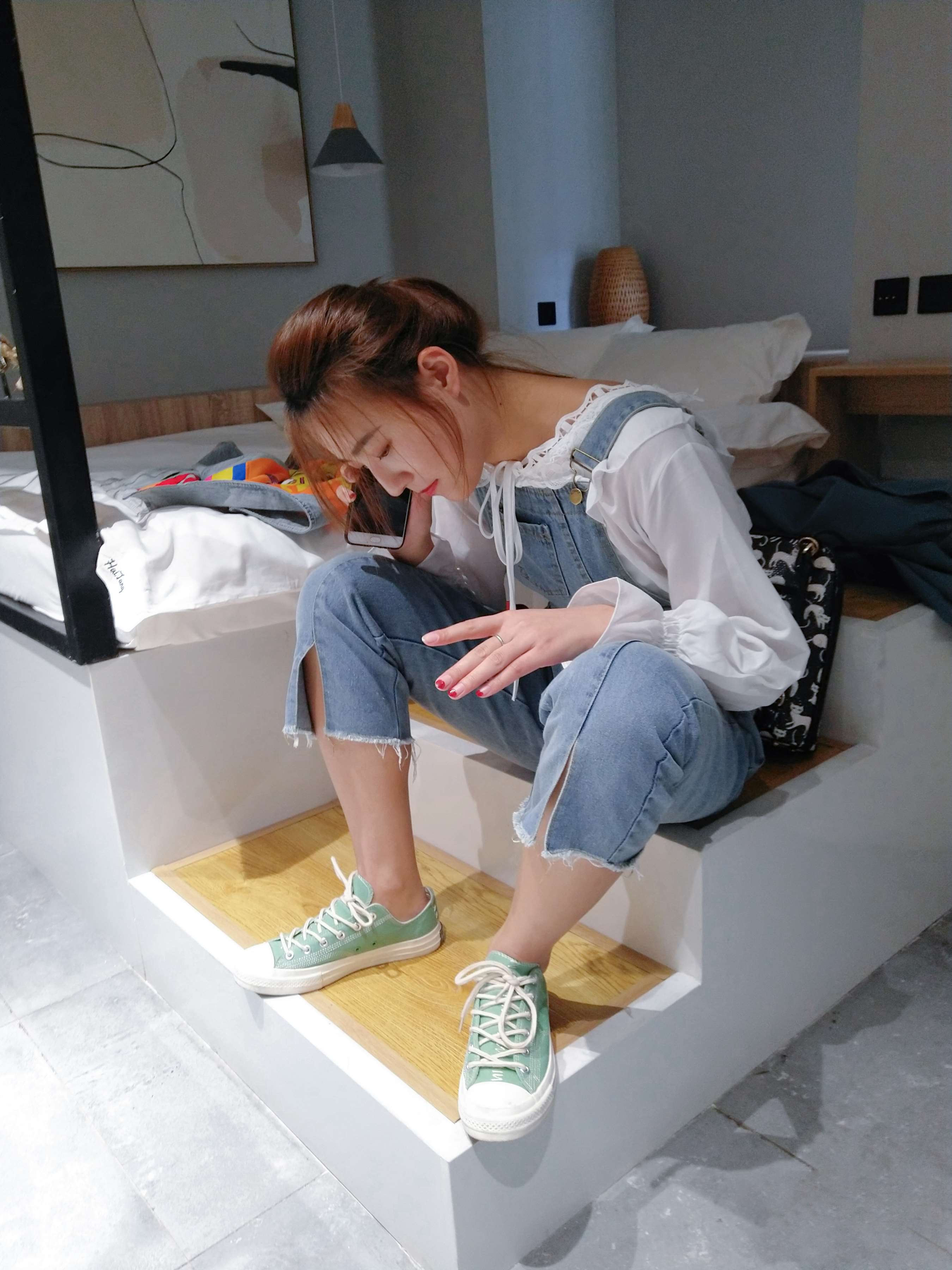 《牛仔背带裤の赤足学姐》作品图