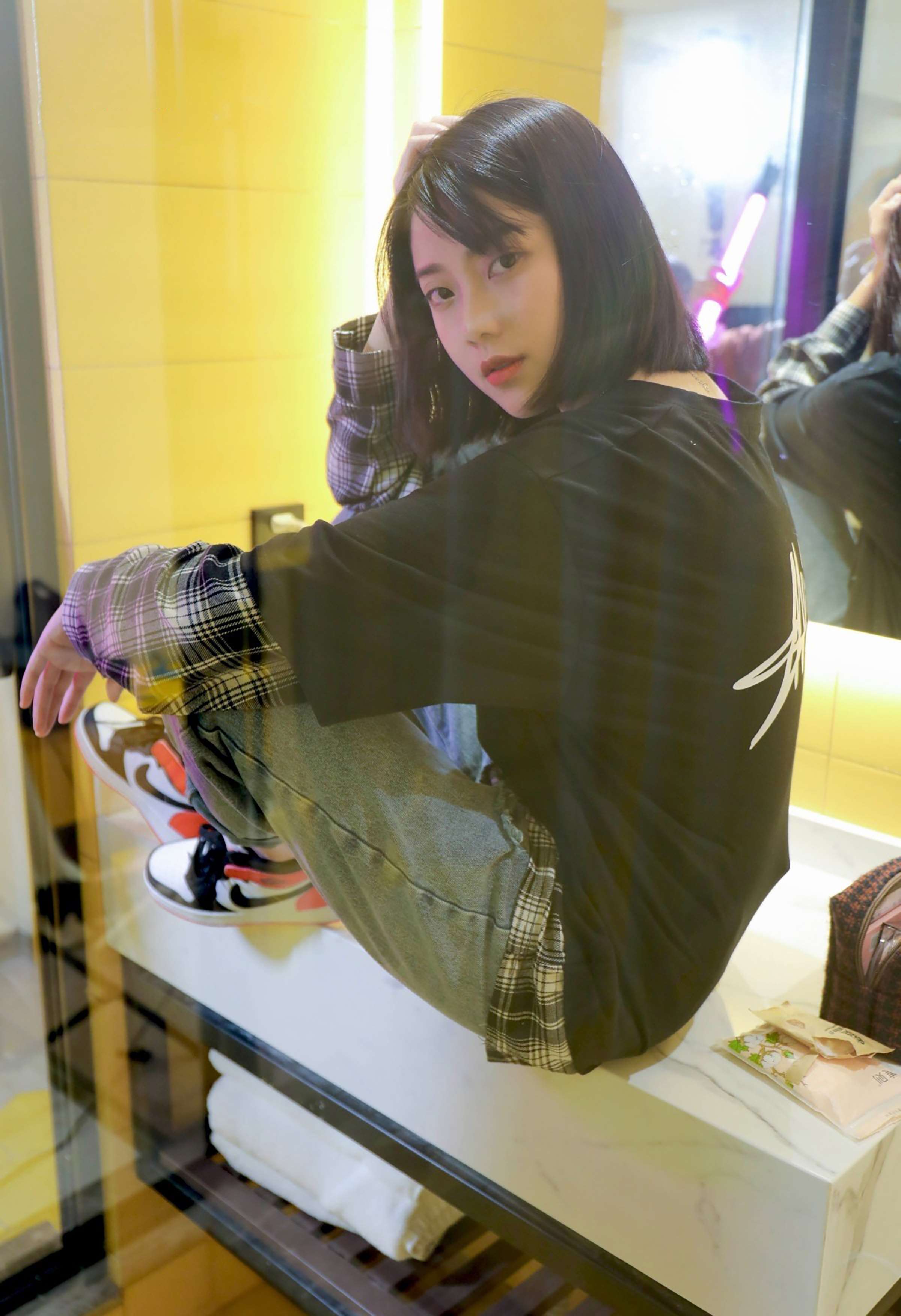 《洗刷台上学姐展棉袜》作品图