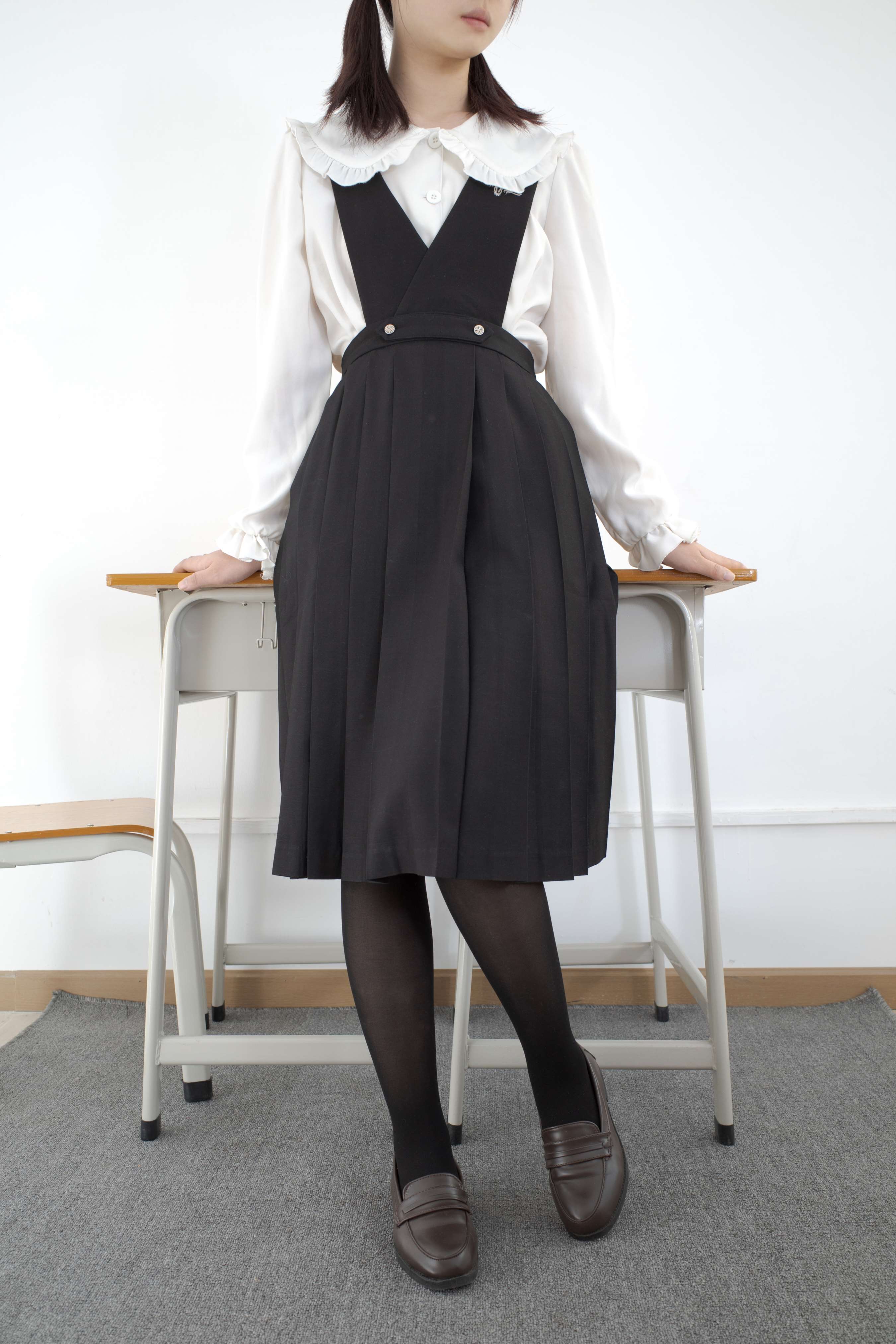 《少女日系JK制服の黑丝足》作品图