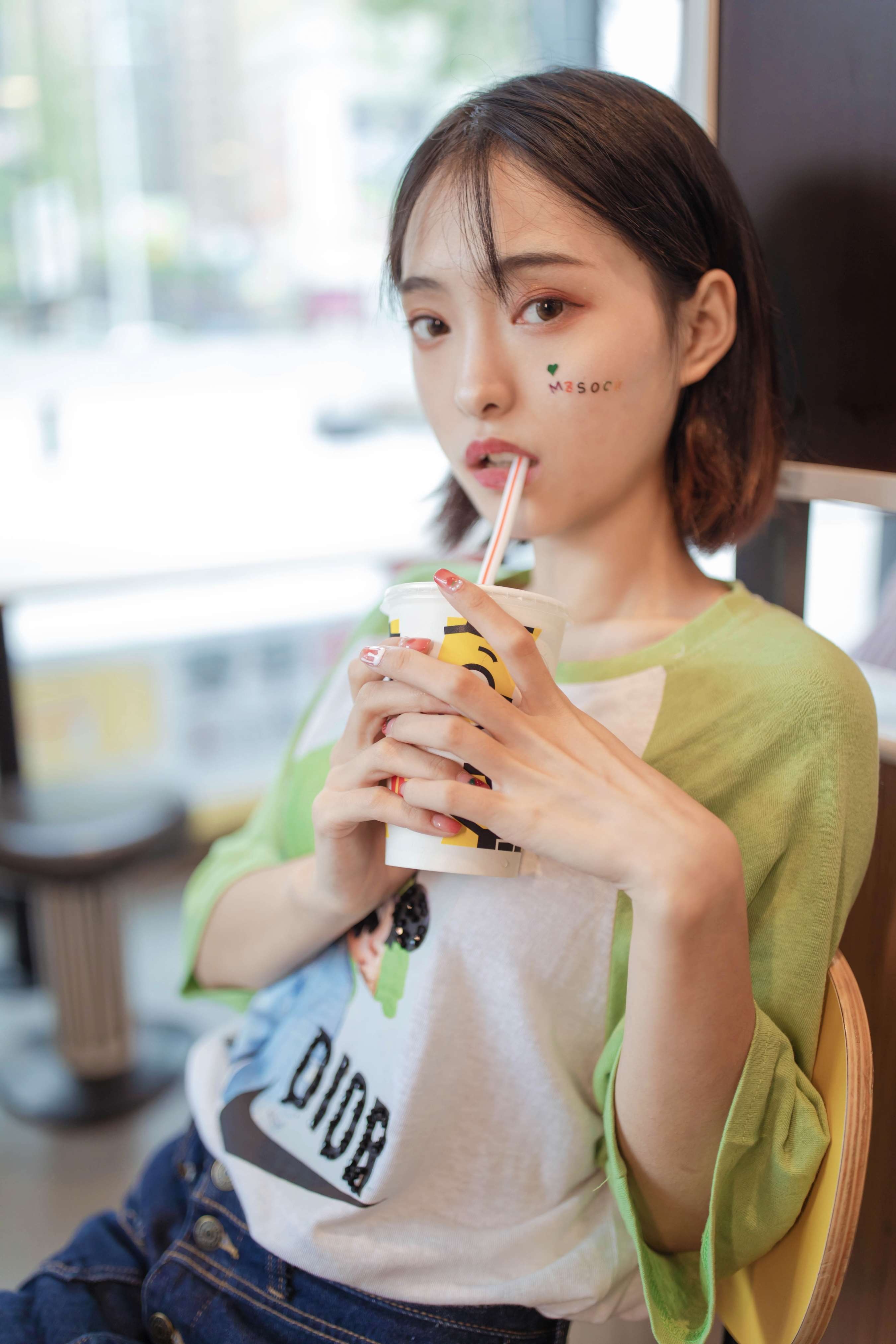 《茜茜帆布鞋の棉袜脚丫》作品图