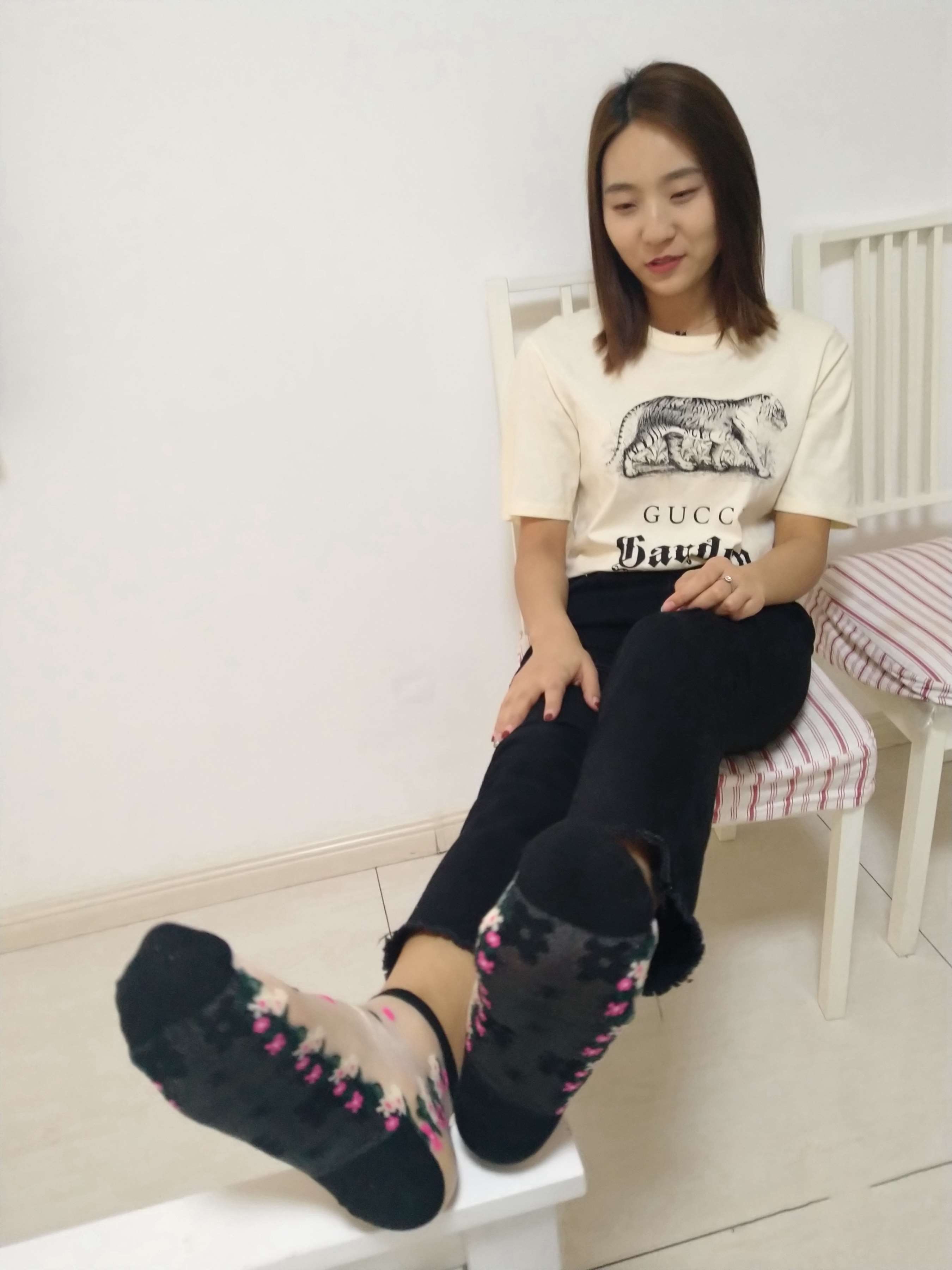 《少女脱袜展嫩足》作品图