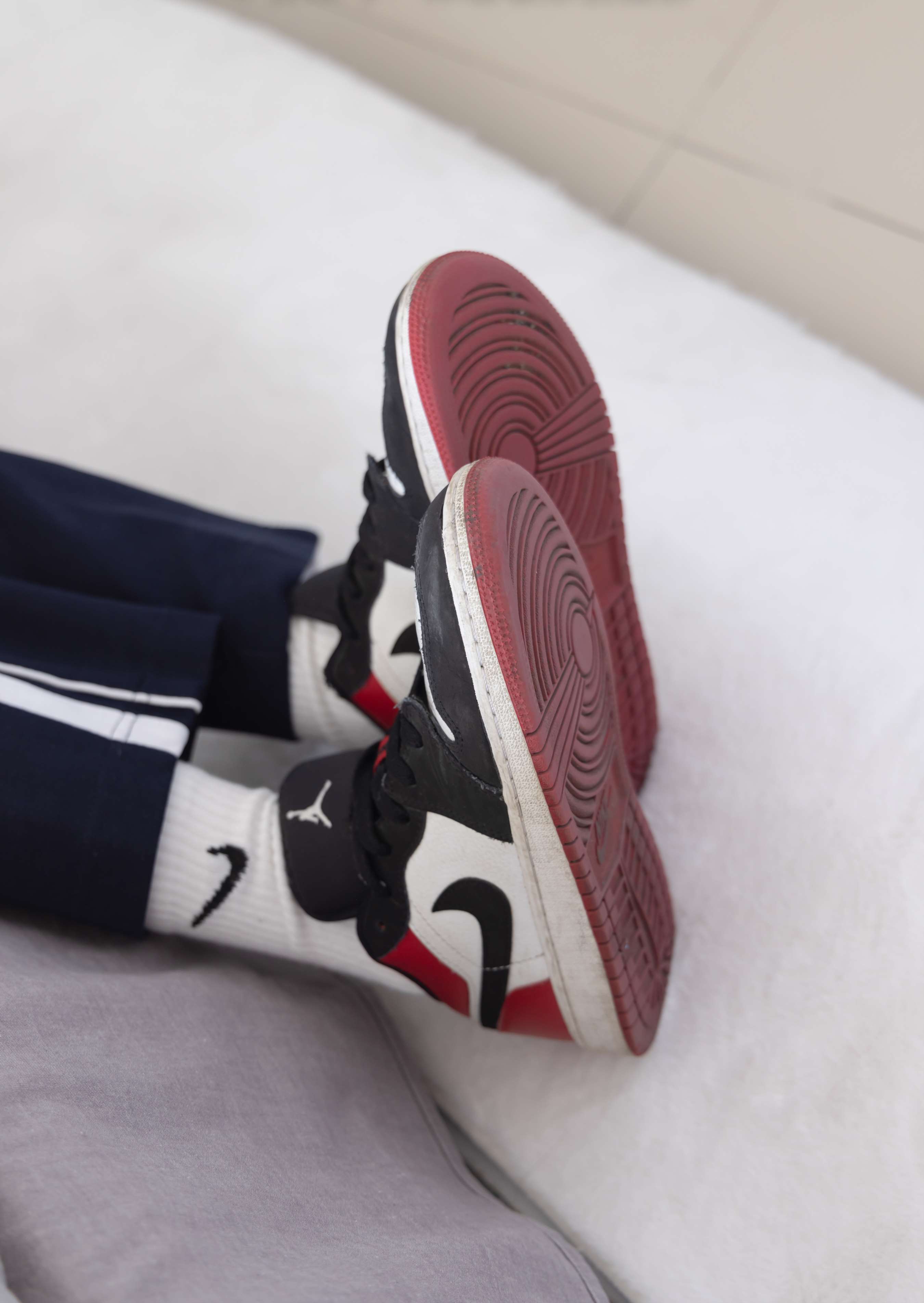 《稚予-aj板鞋、白棉袜、油亮白丝、校服裤里丝》作品图