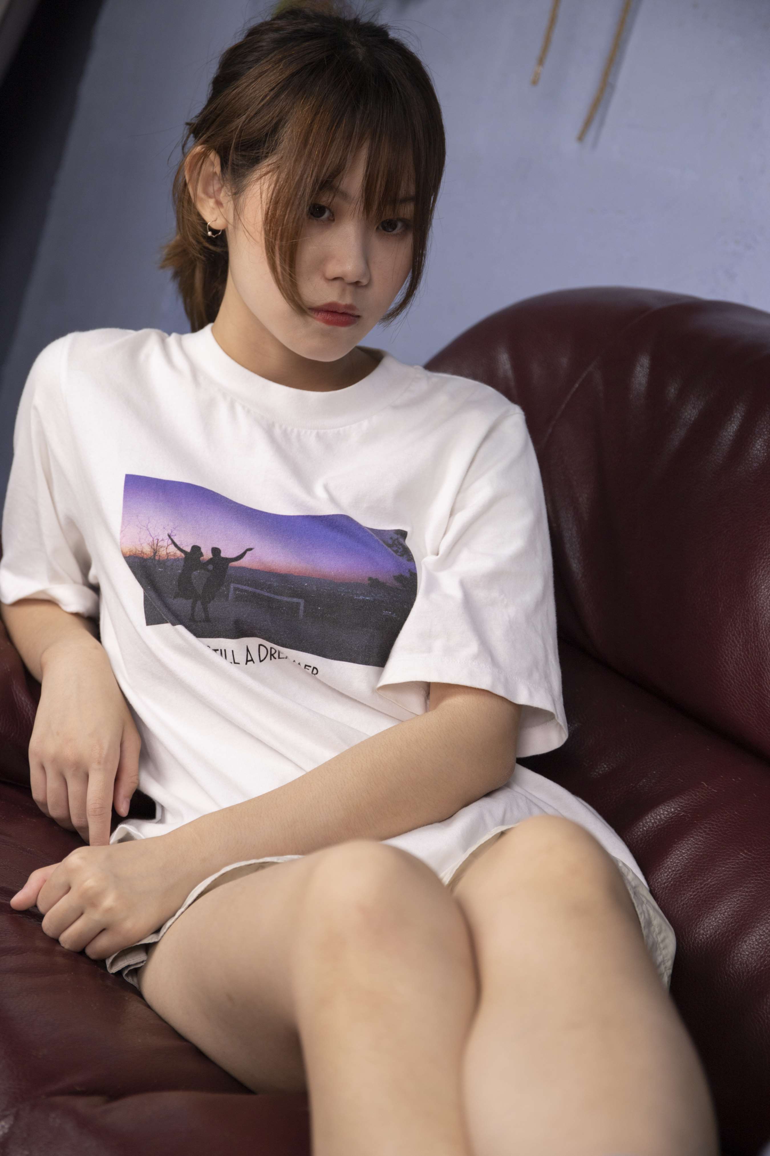 《甜美小精灵莉莉沙发秀脚【套图+4k视频】》作品图