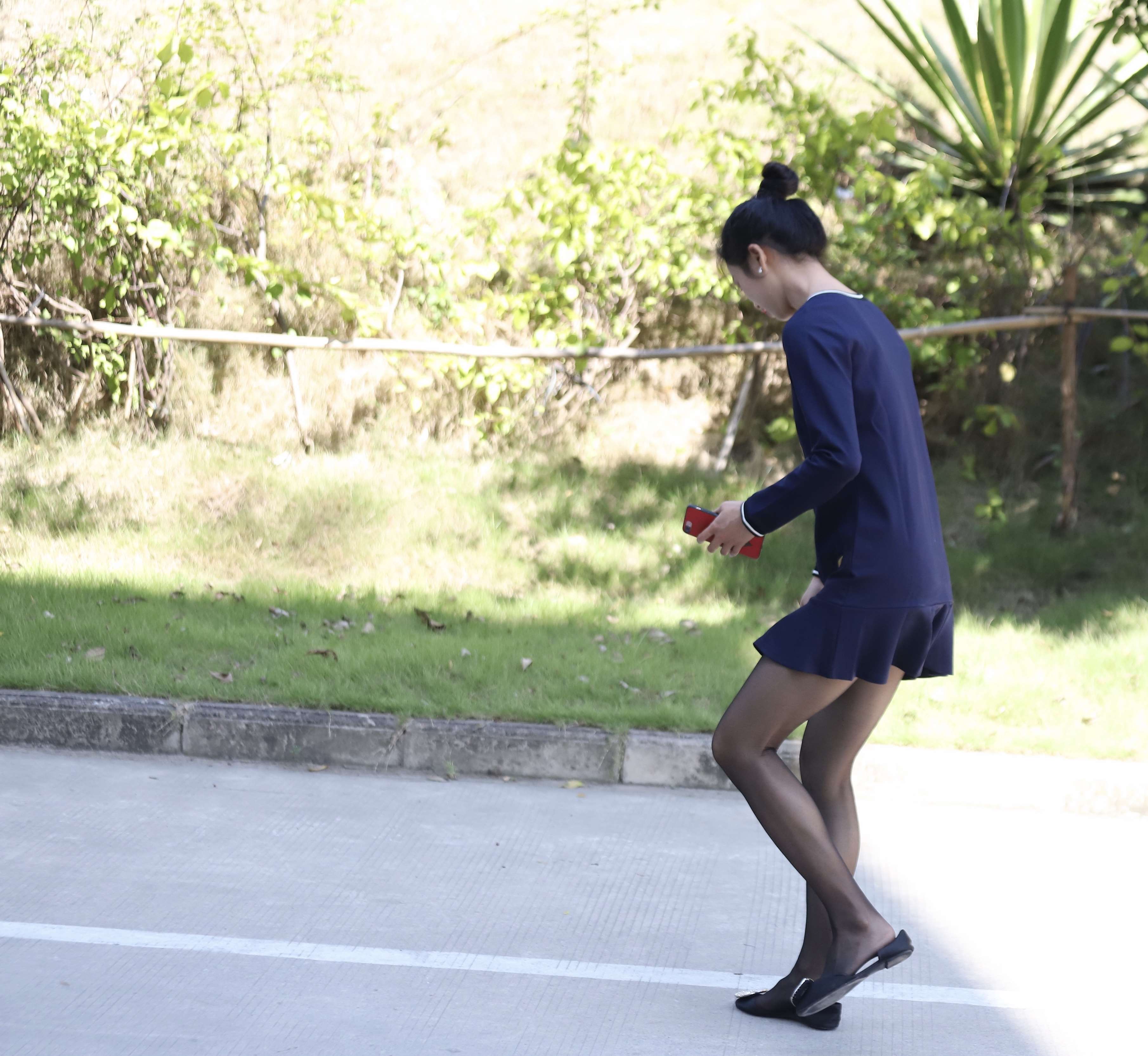 《连衣裙の黑丝脚丫【套图+视频】》作品图