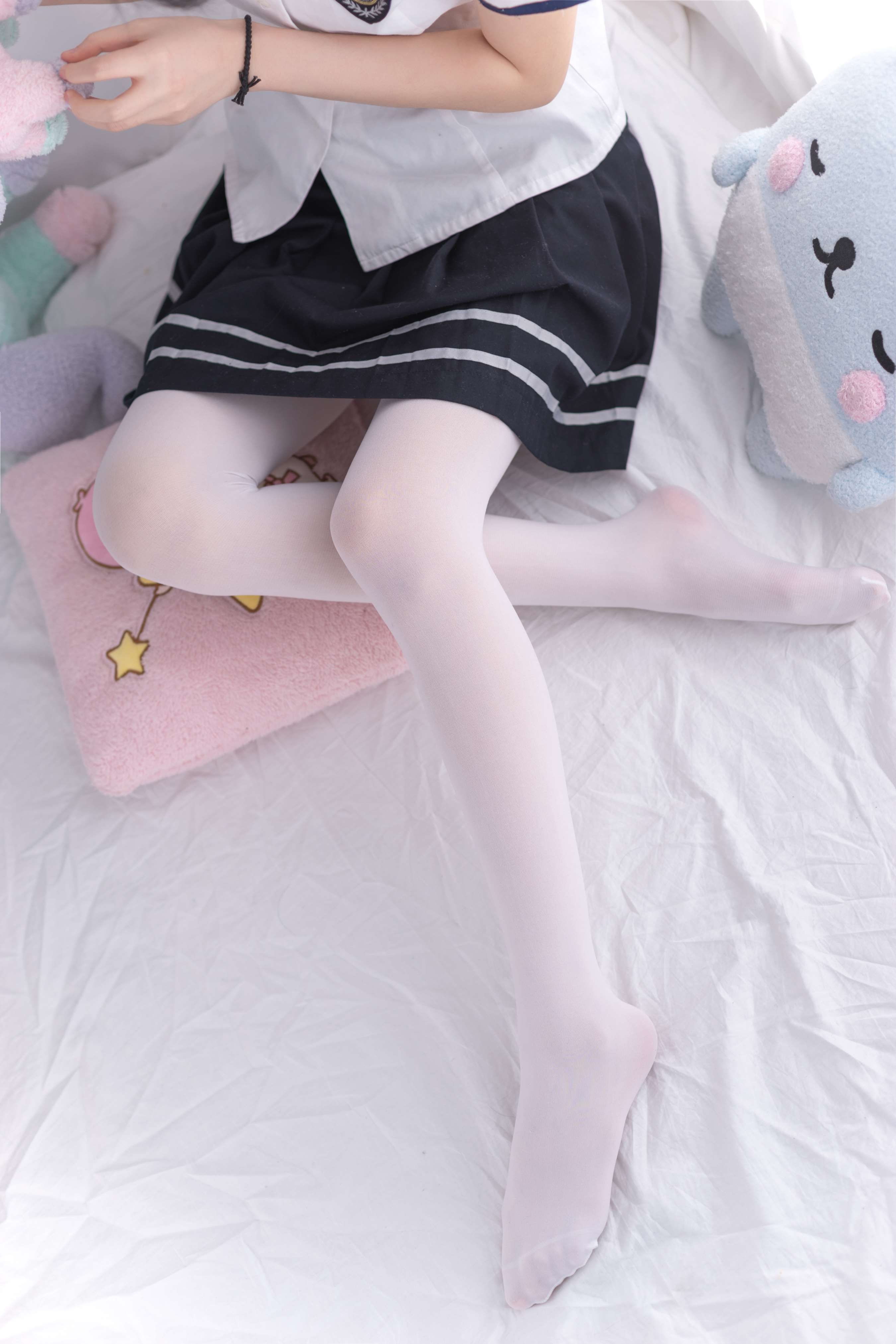 《小姐姐JK制服の白丝足》作品图