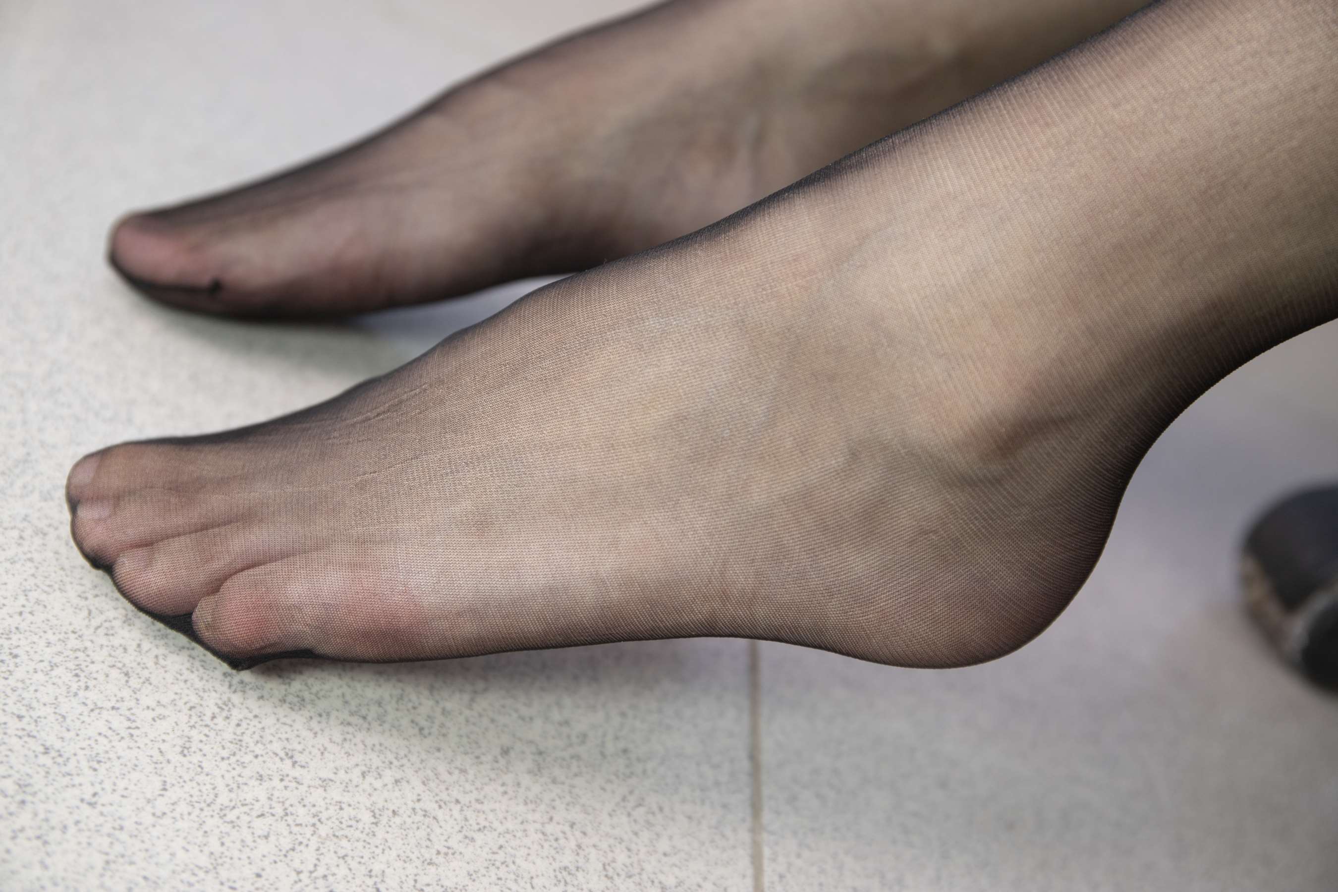 《彭彭少女秀透明黑丝脚》作品图