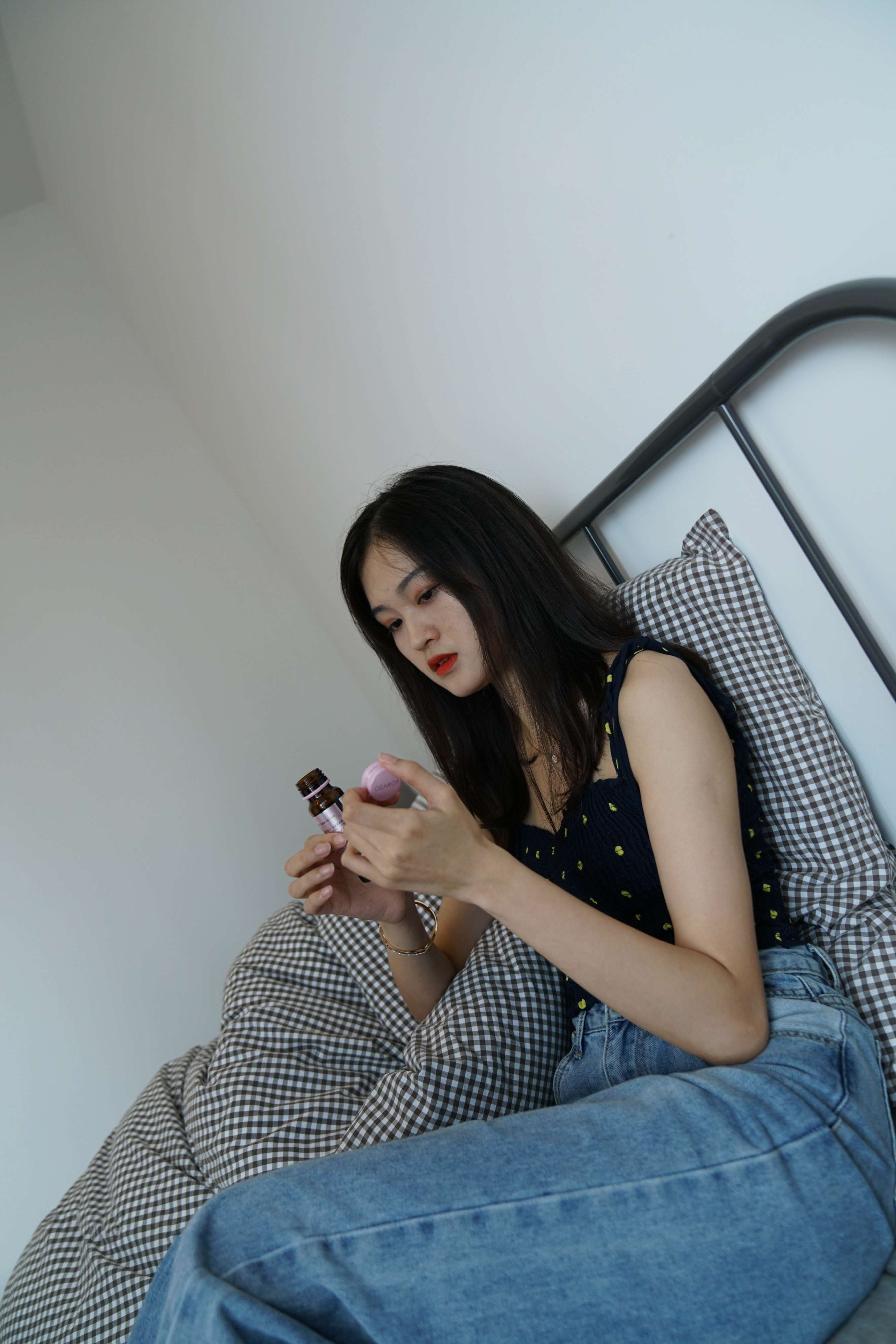 《寝室牛仔小姑娘》作品图