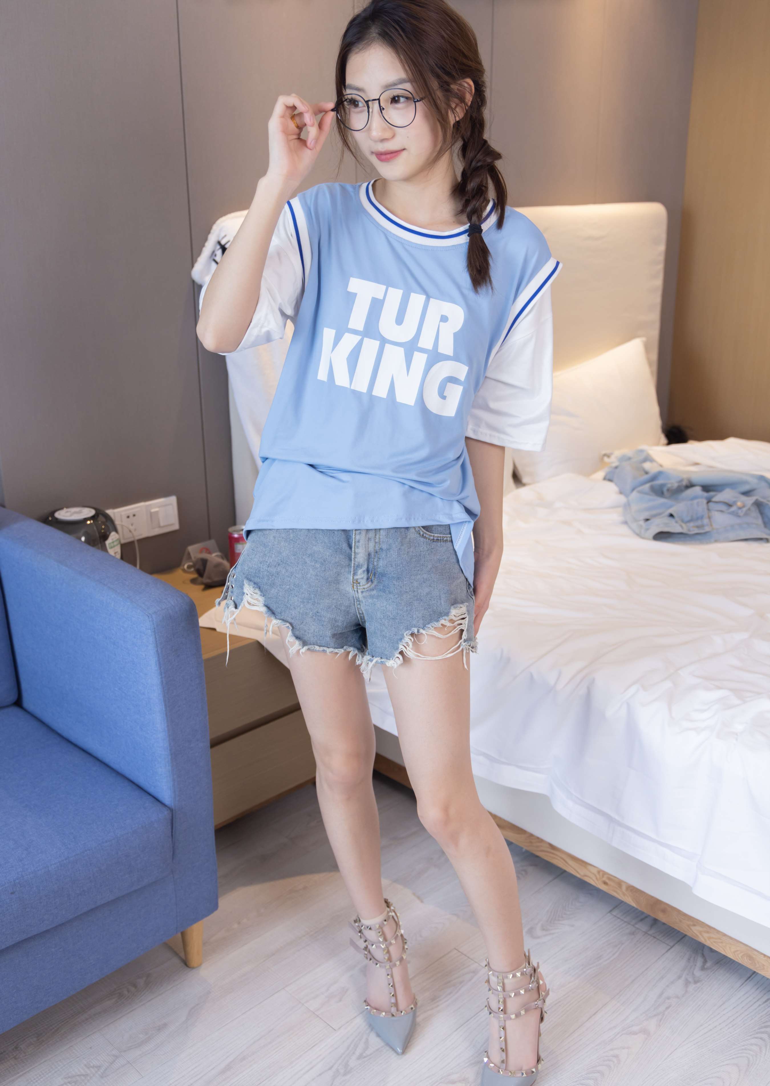 《小沫-高跟鞋、皮鞋、短肉丝、自然穿脏白棉袜》作品图