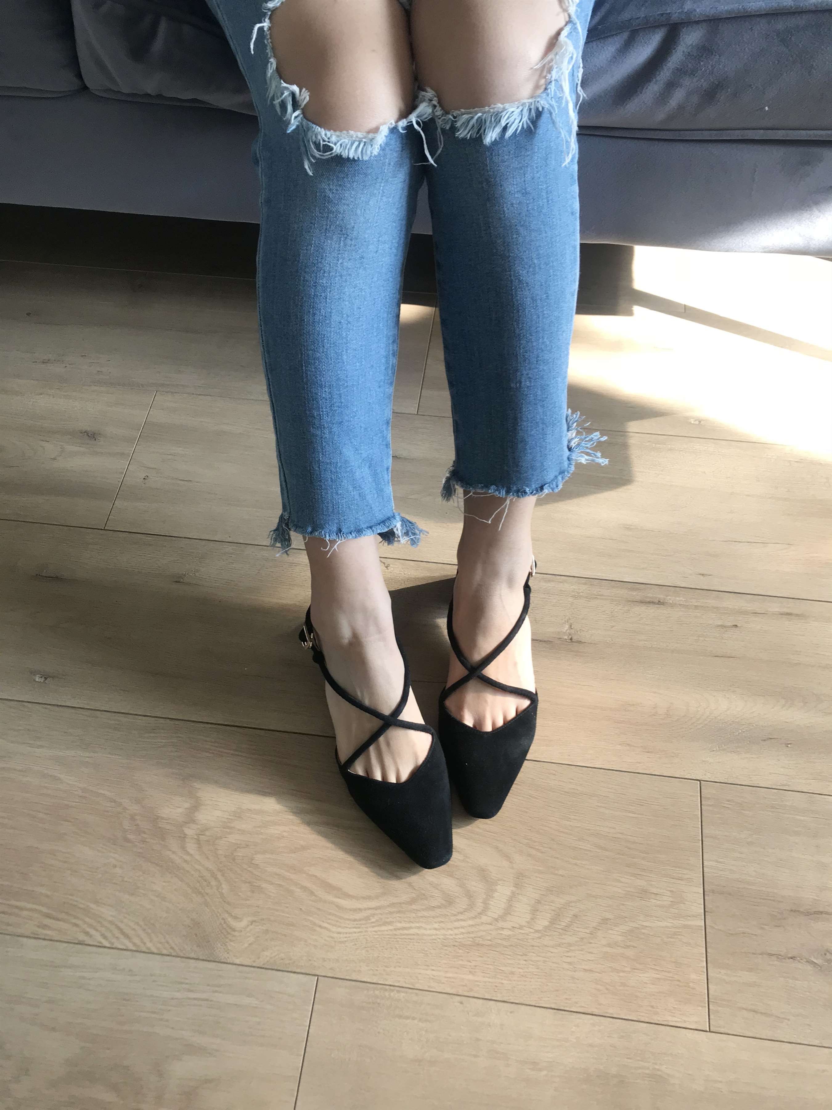 《脏脚踩鸡蛋》作品图