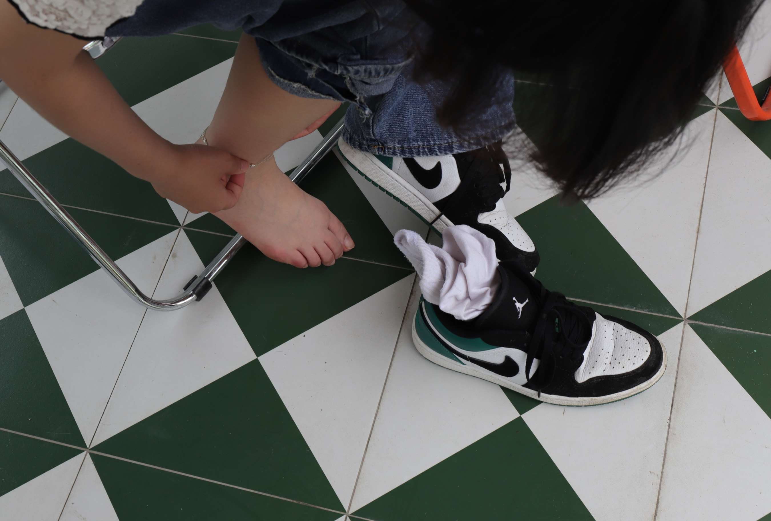 《两位准大学生的嫩白脚丫》作品图