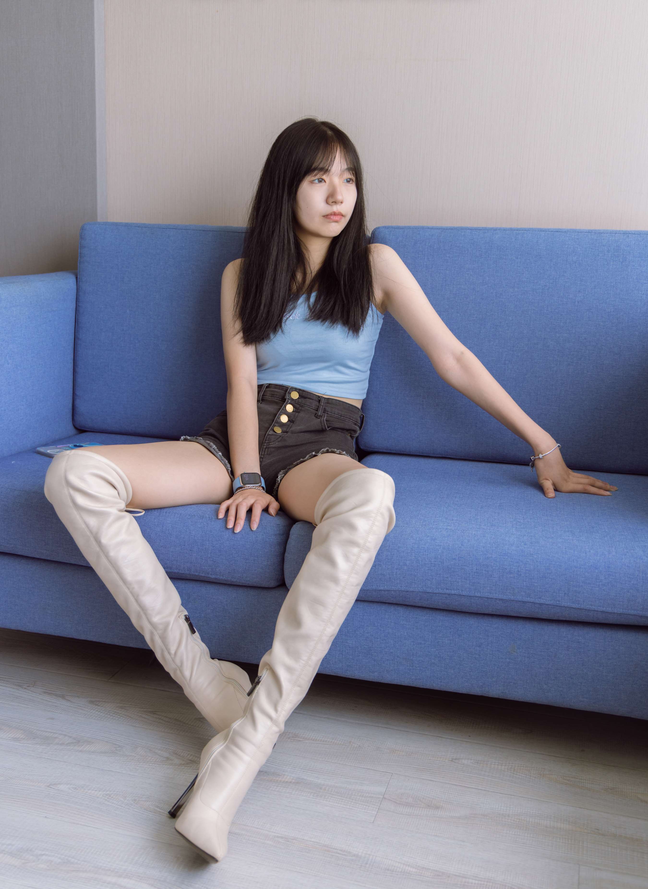 《小甜豆-热裤高跟长靴、白棉袜、裸足》作品图