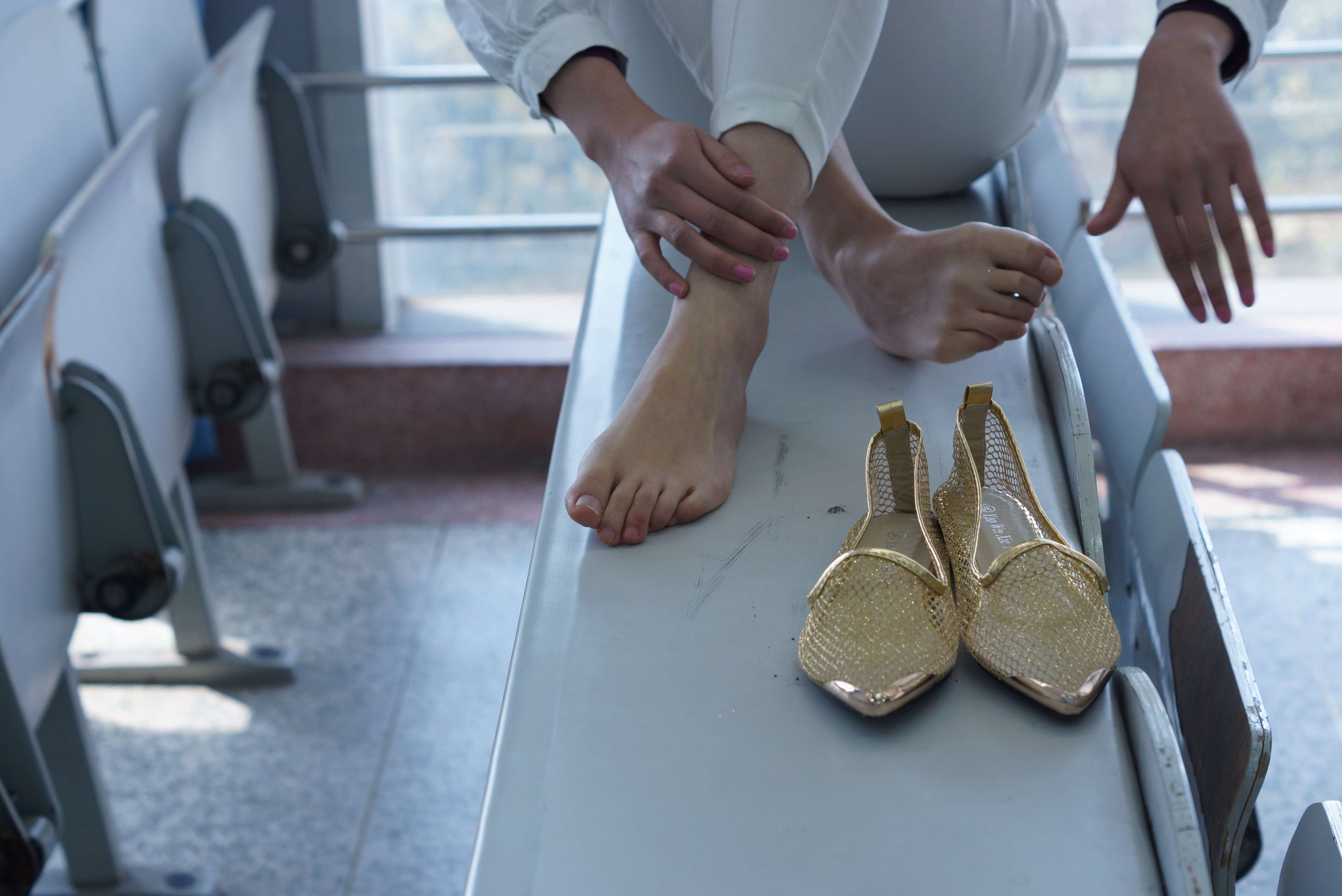 《少女展黑丝足》作品图