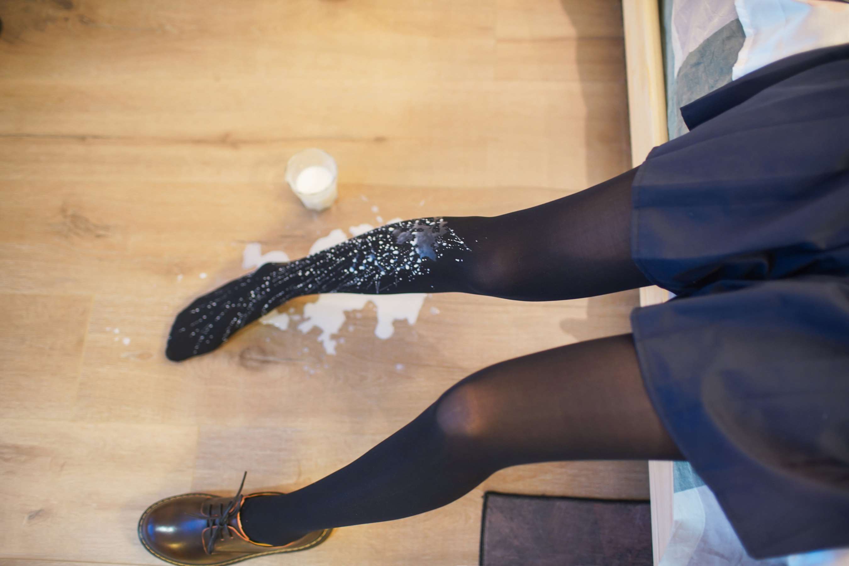 《牛奶与黑丝裤袜》作品图