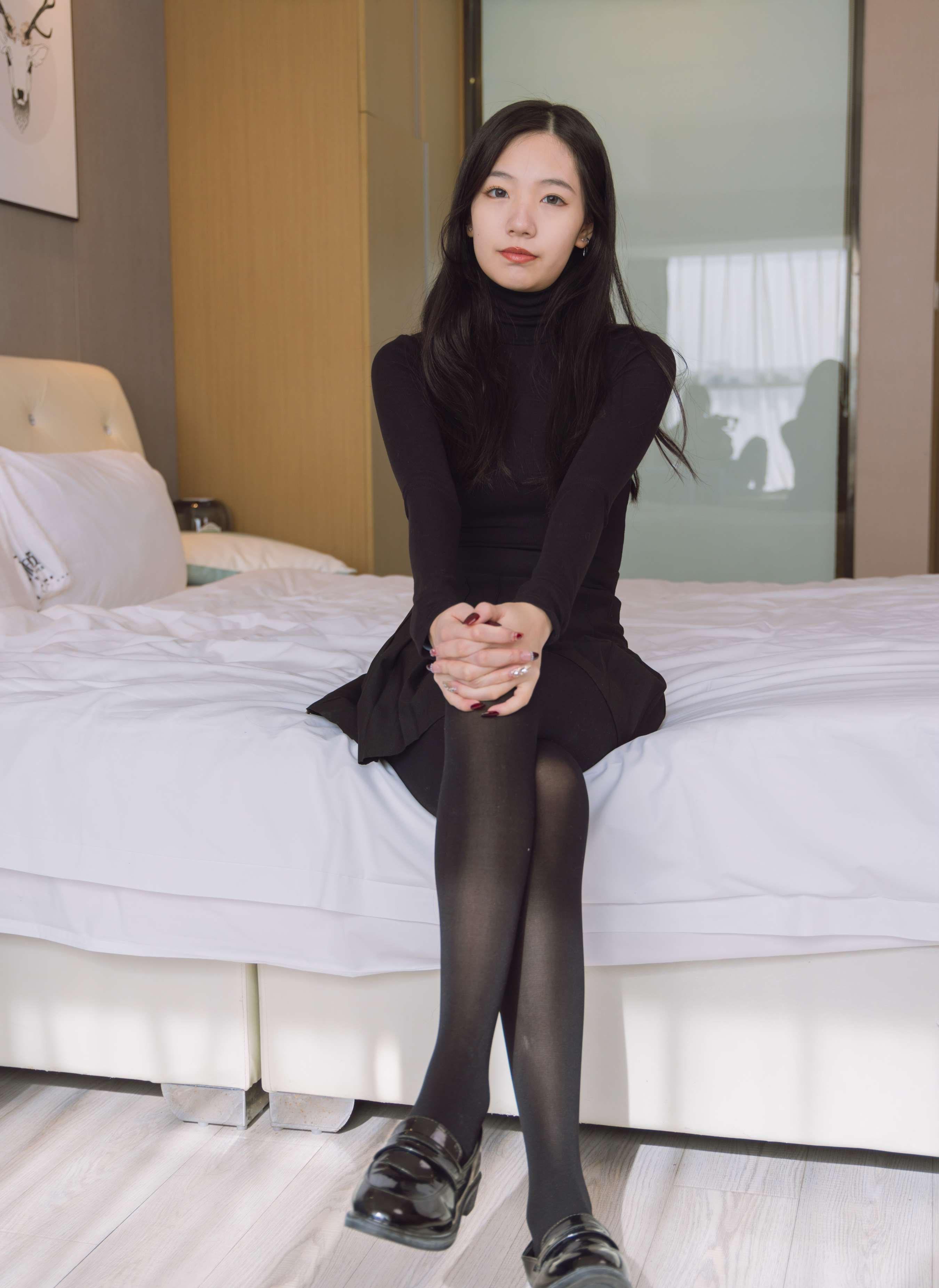 《小甜豆-黑皮鞋、厚黑丝》作品图