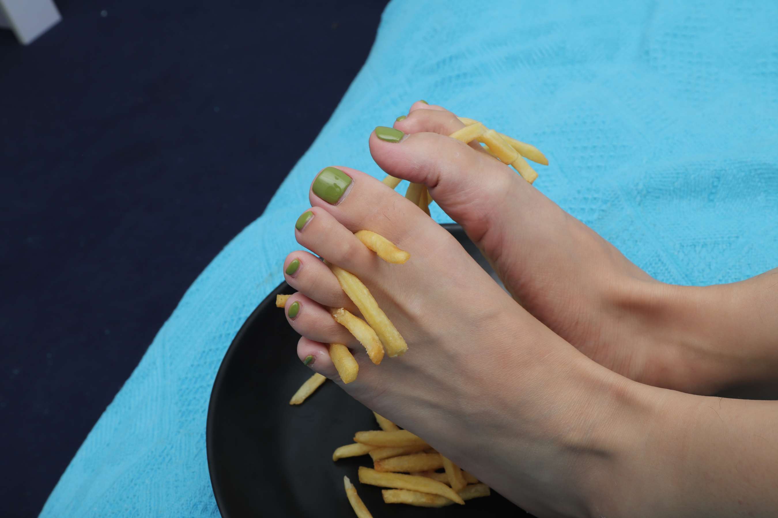 《彩铃少女脚丫盛蛋糕の肯德基，想吃吗》作品图