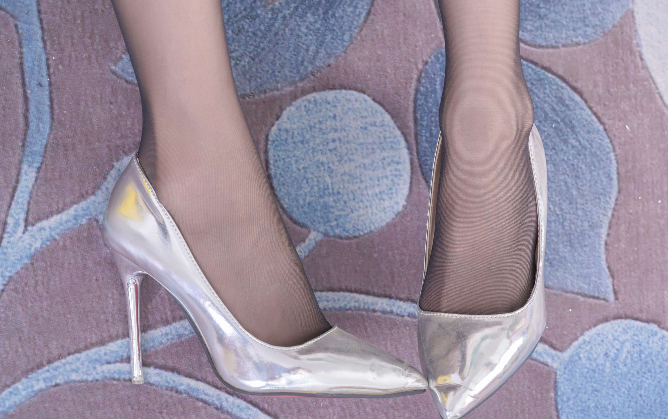 《浮雪的黑丝脚丫》作品图