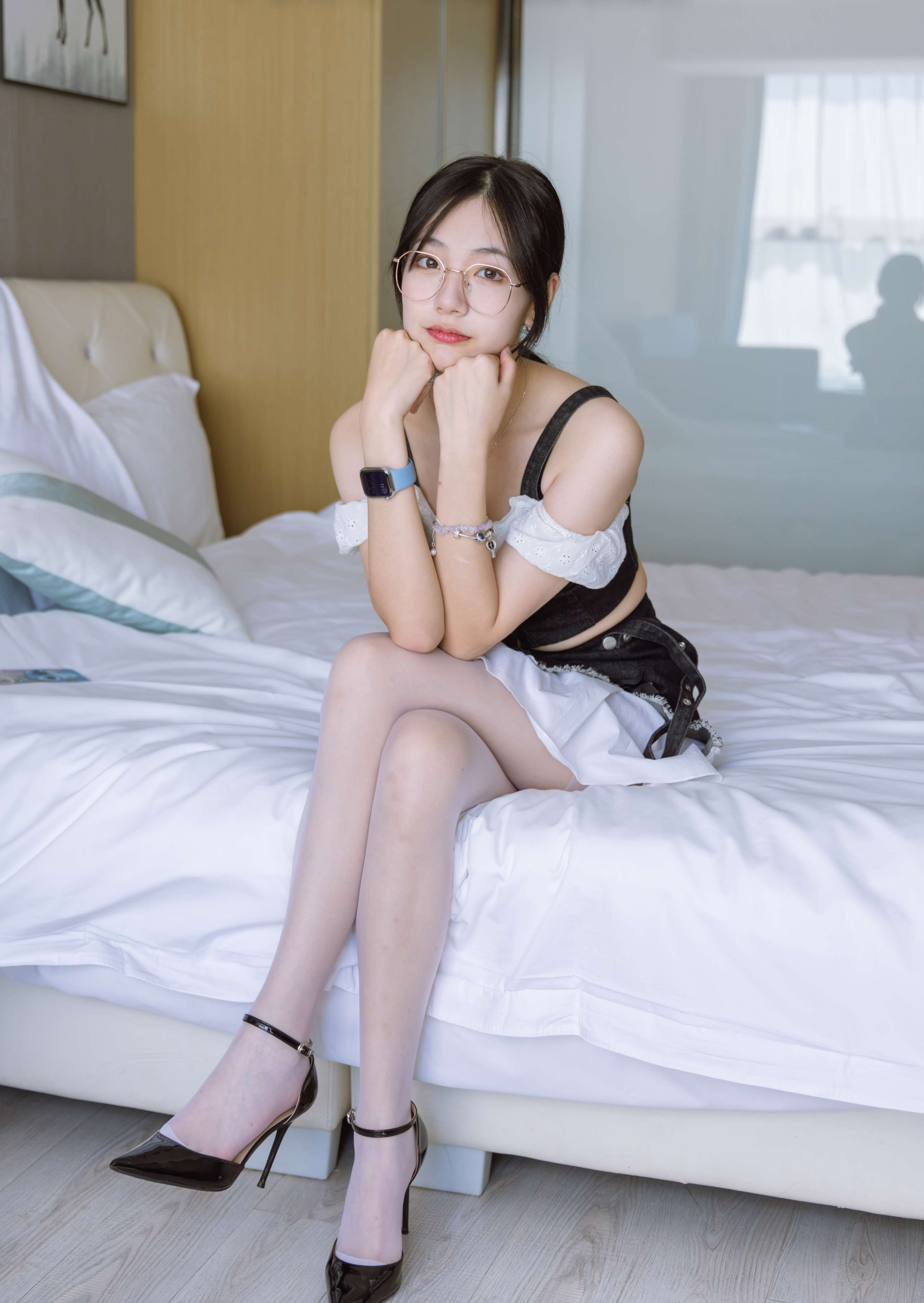 《小甜豆-两双高跟鞋の白丝脚丫》作品图