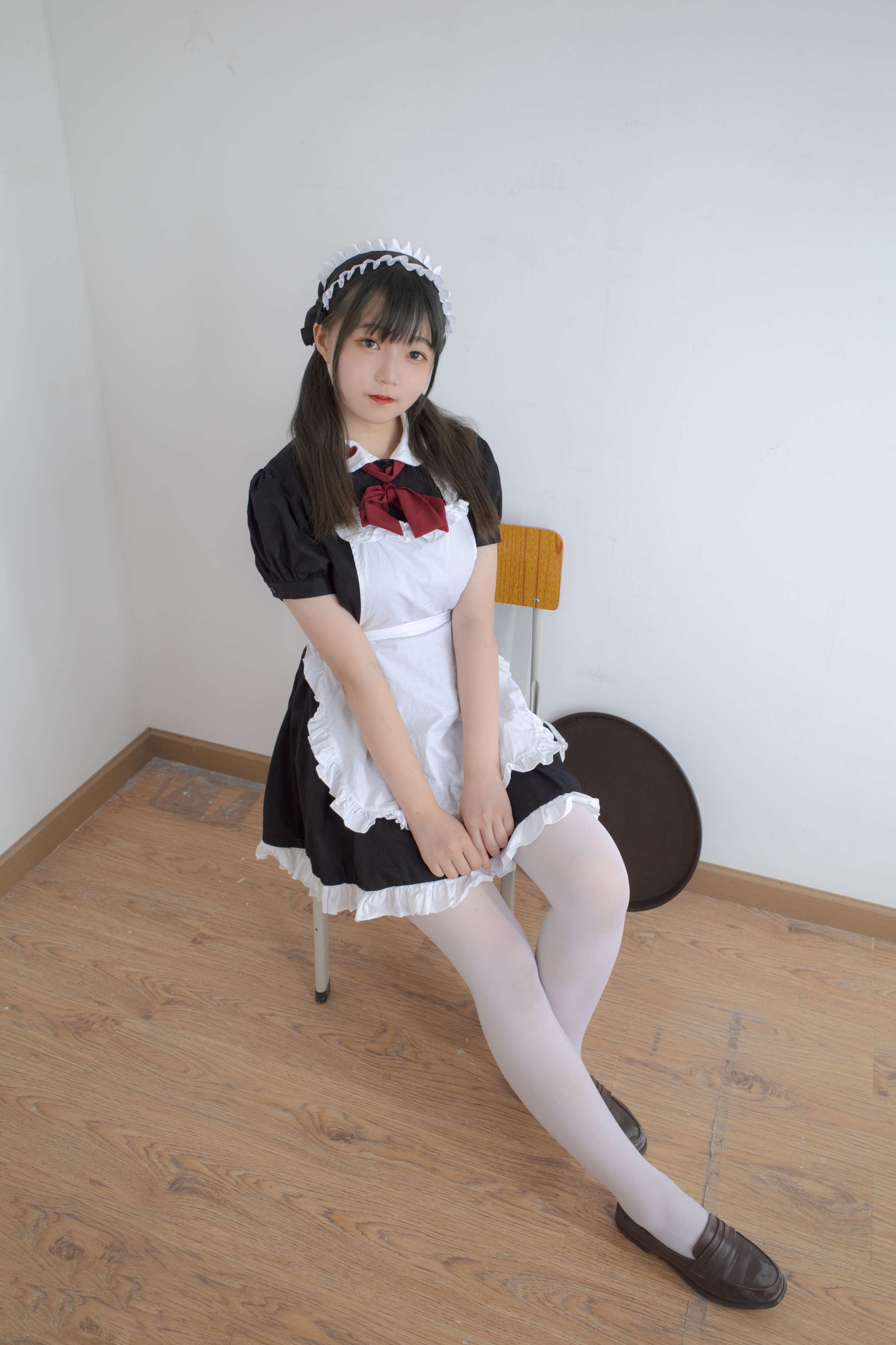 《女仆装の白丝脚》作品图