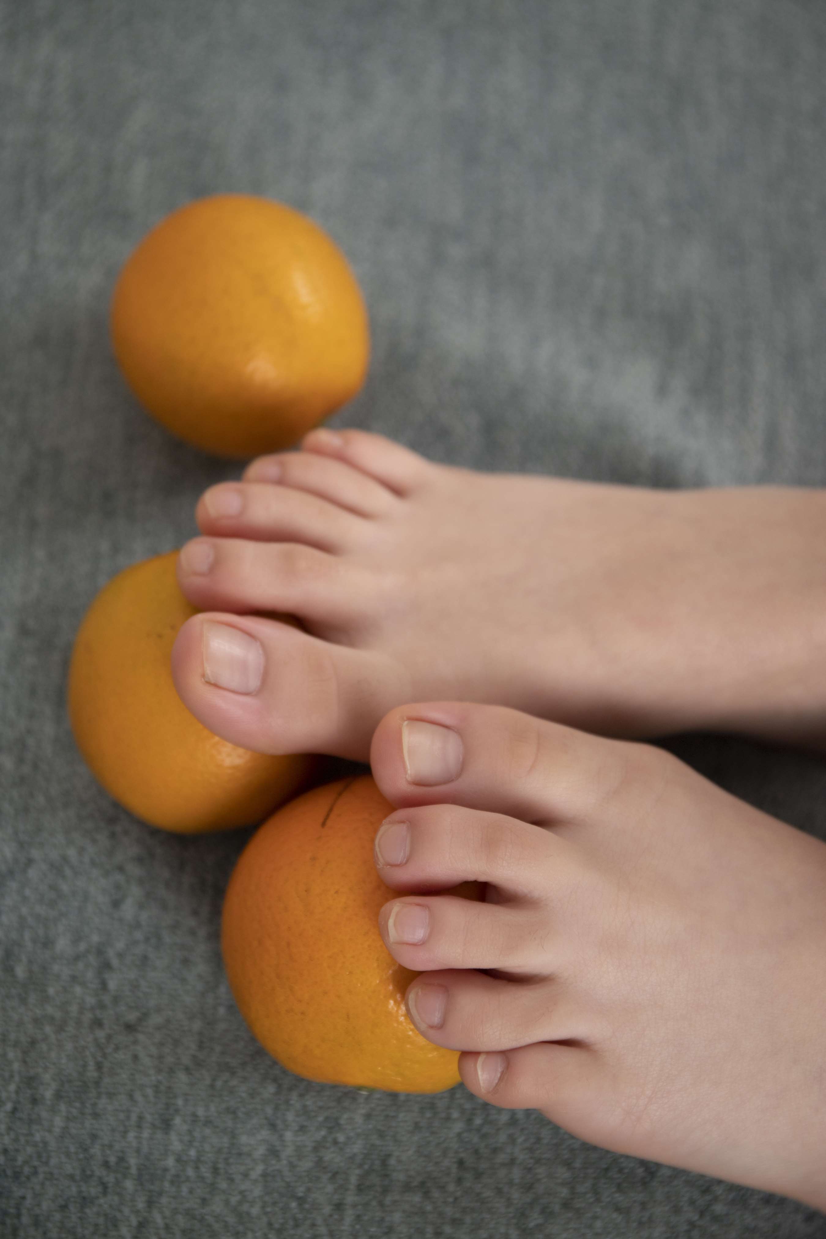 《宝儿嫩足玩橘子【套图+4K视频】》作品图