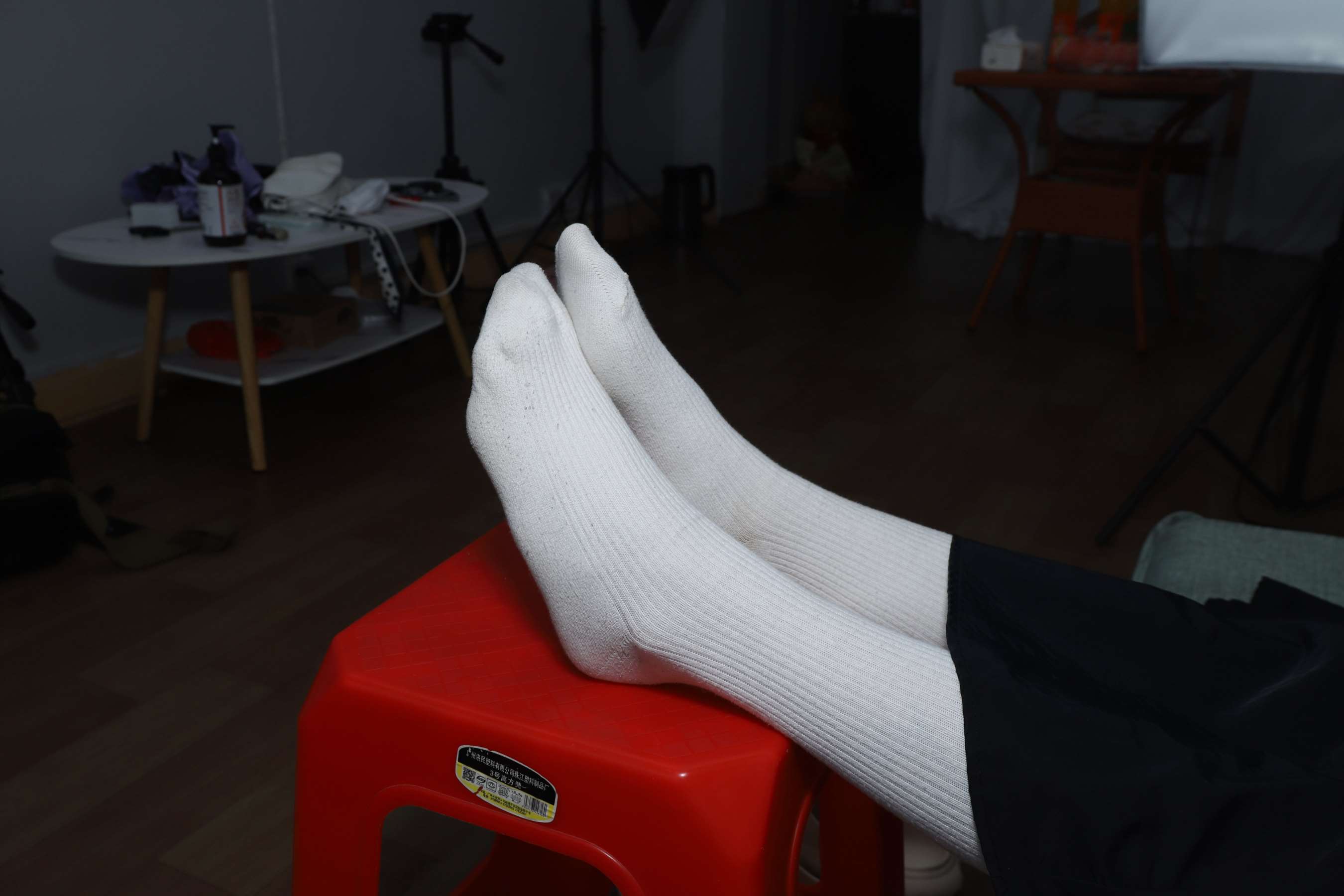 《琪琪脱下棉袜展示38码修长大白脚》作品图