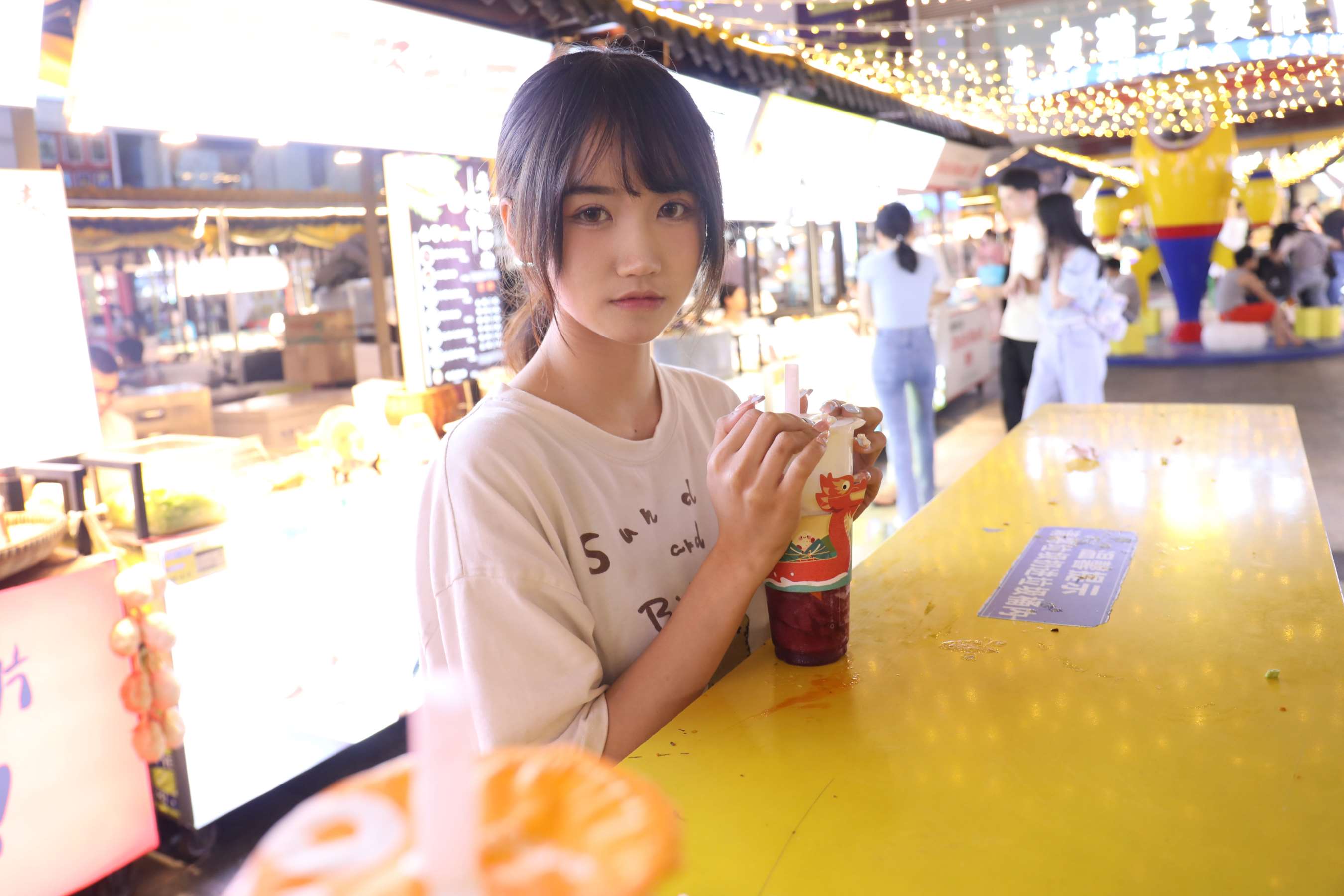 《莹莹KTV里展棉袜脚》作品图