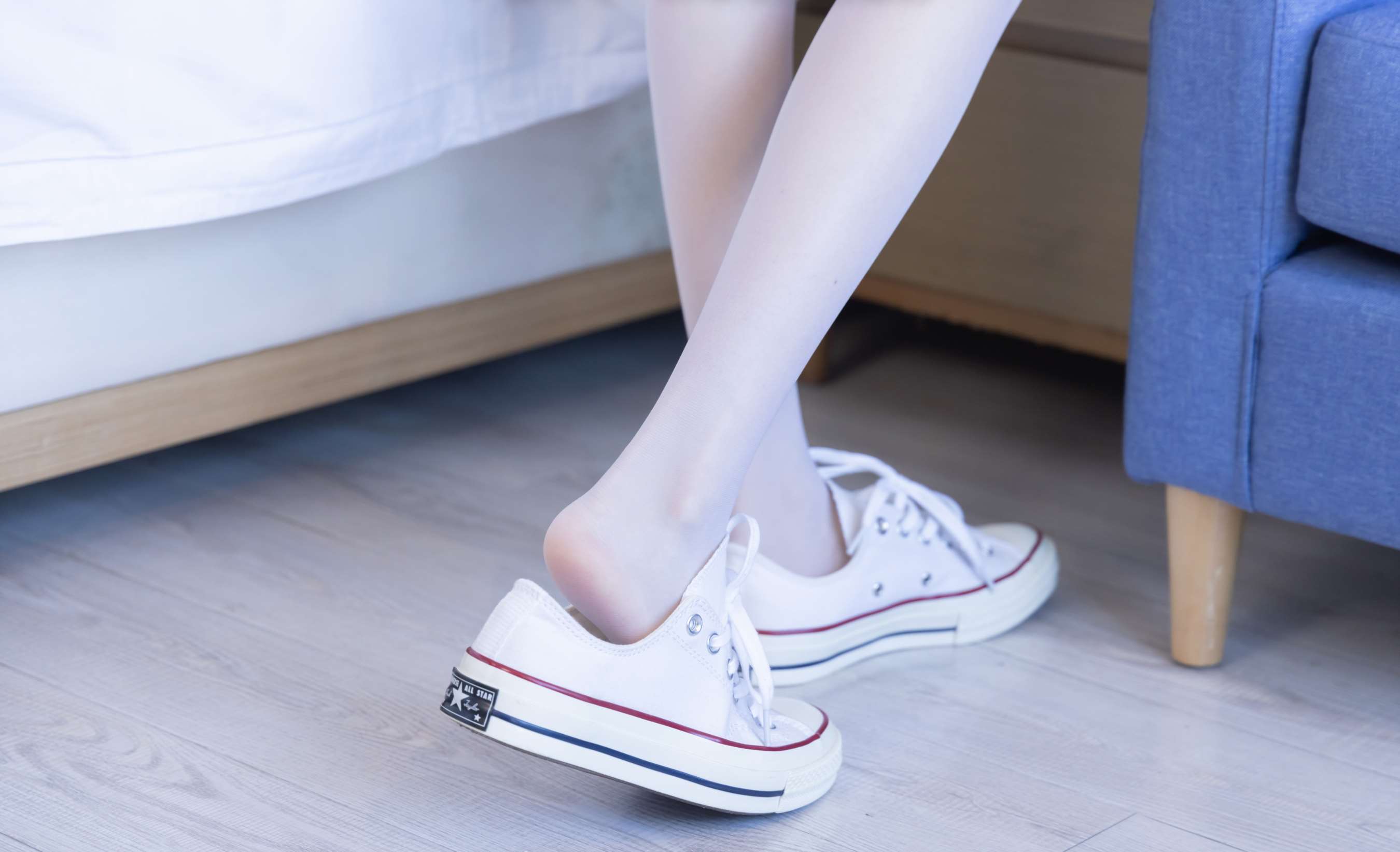 《稚予-板鞋の白丝脚丫》作品图