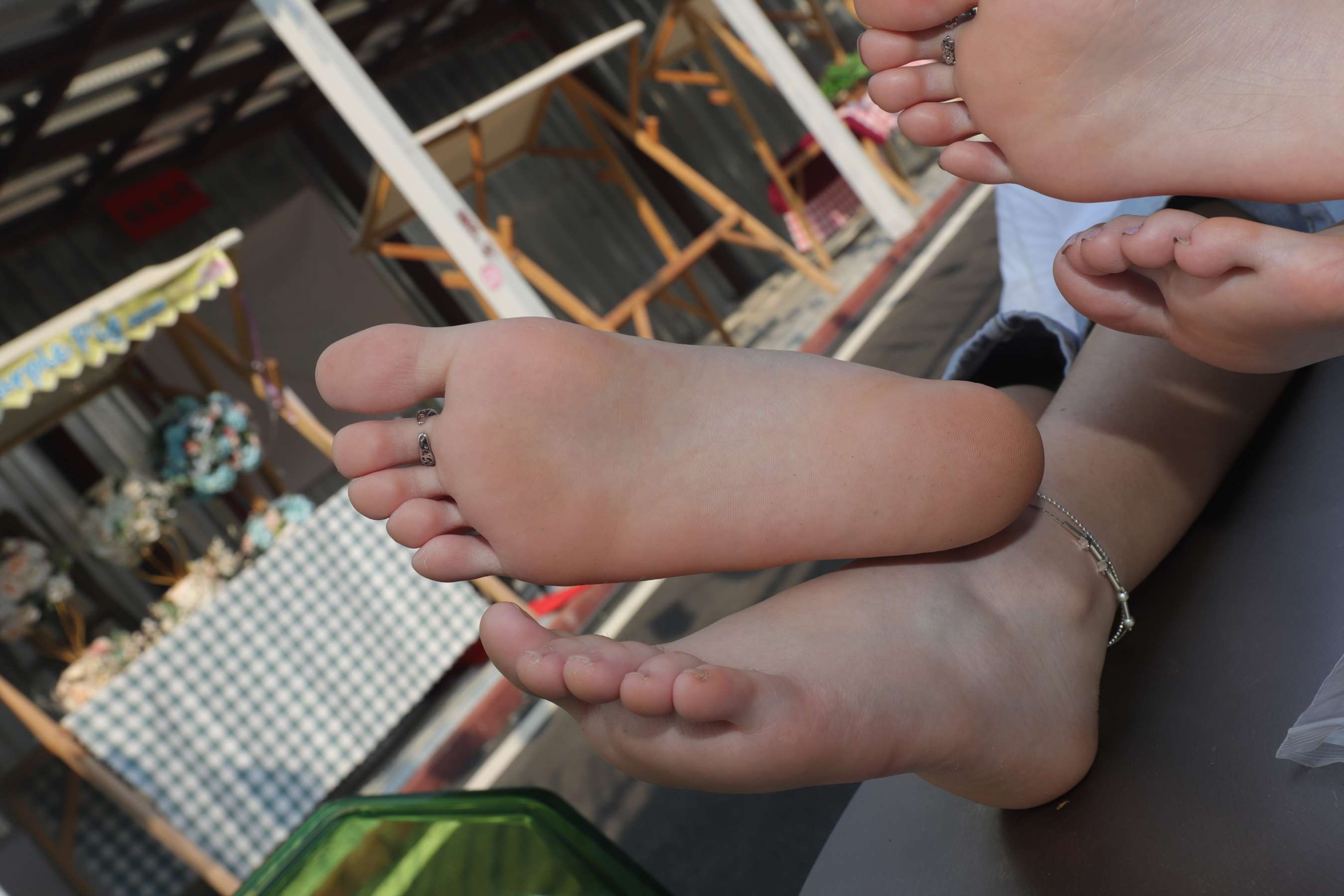 《量一下表妹与小芳的脚Y看看长多大了》作品图