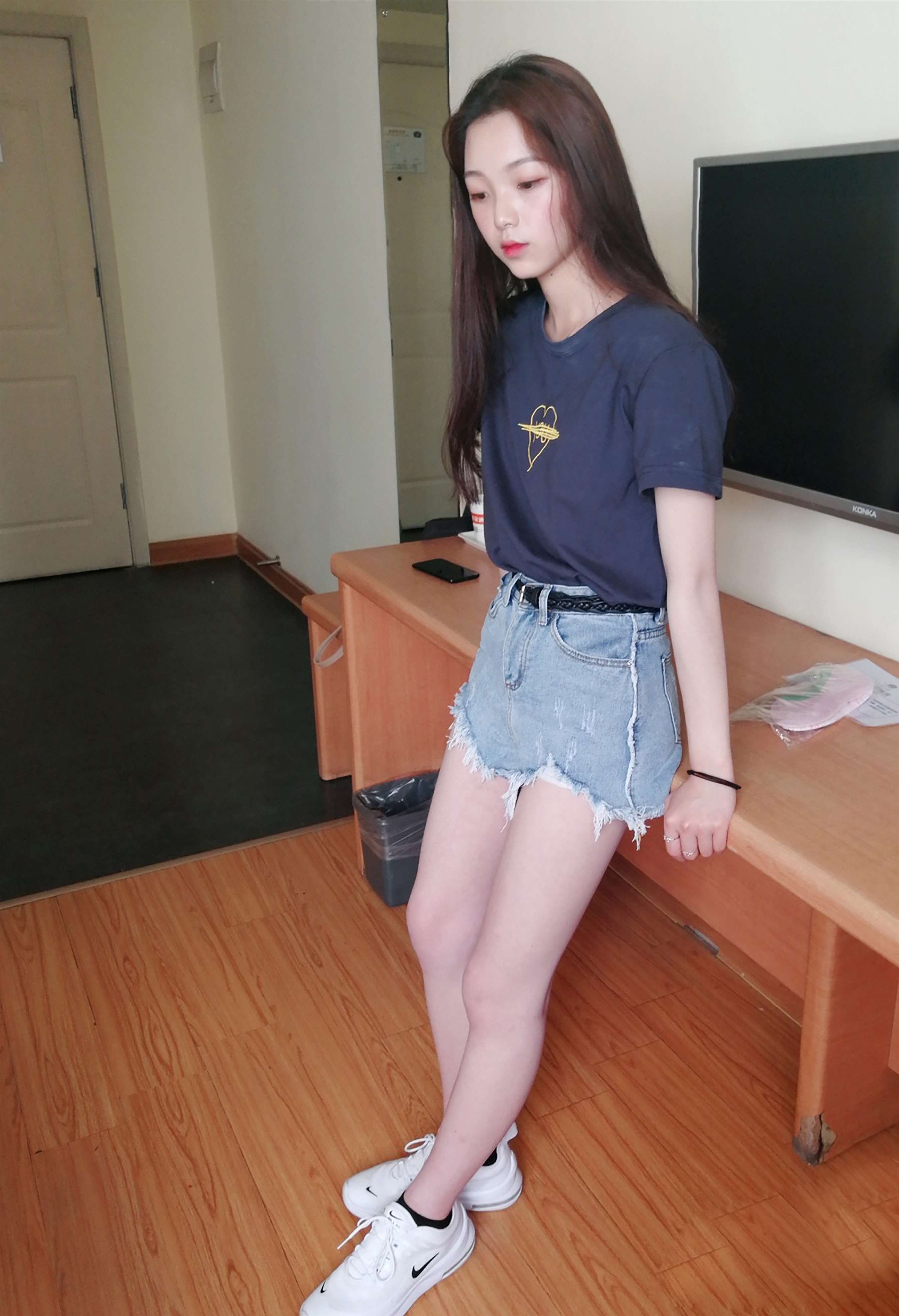 《热裤船袜少女》作品图