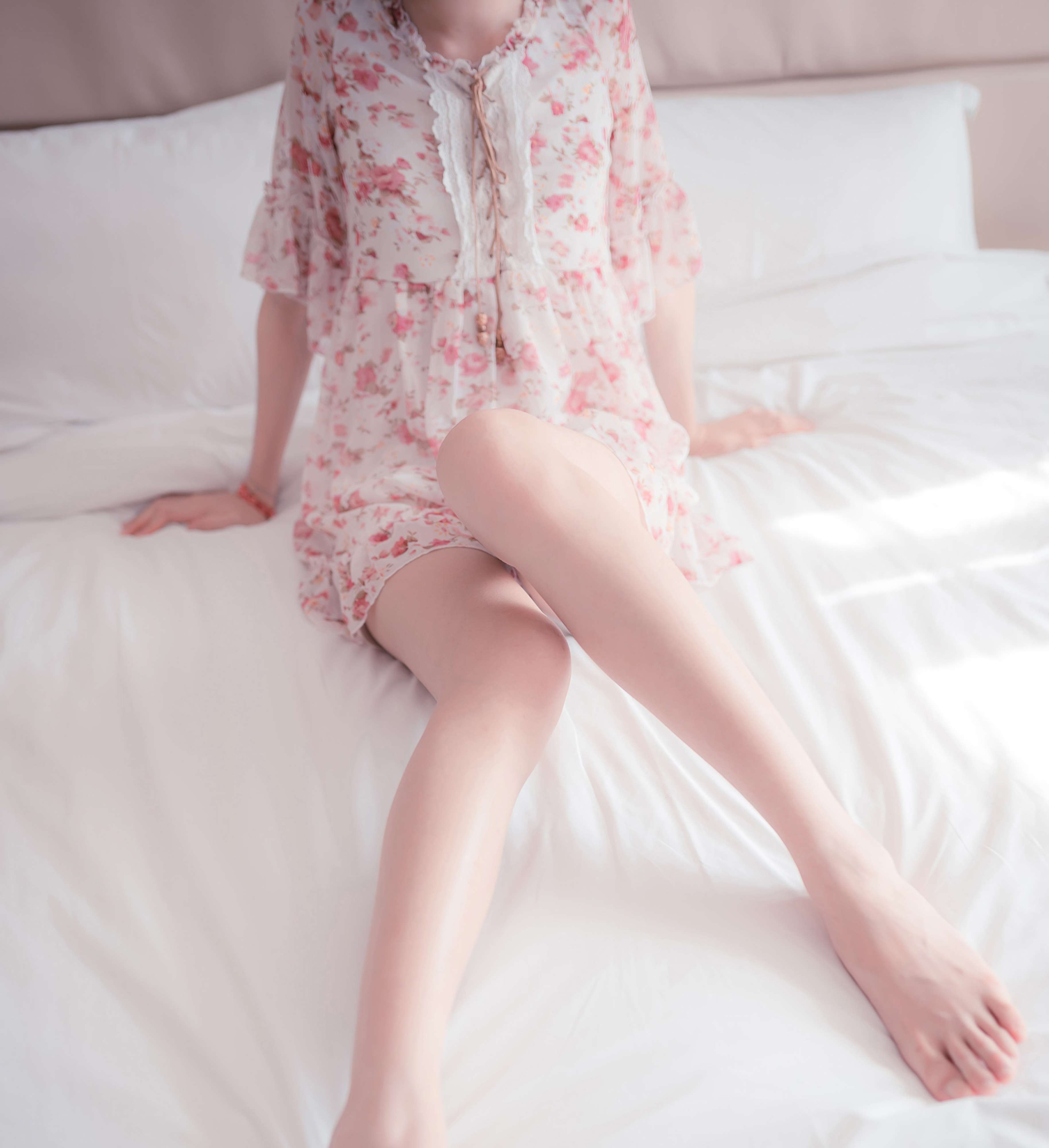 《师姐花裙睡衣の嫩足》作品图