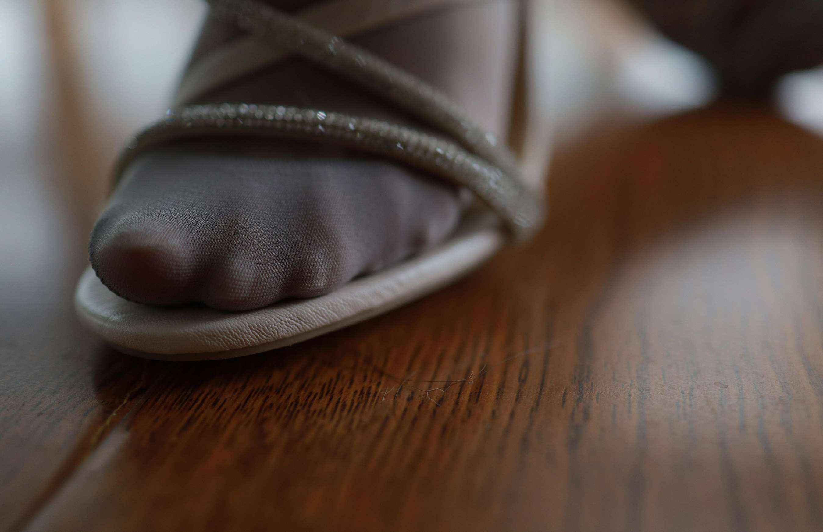 《婉萍 灰丝凉鞋》作品图