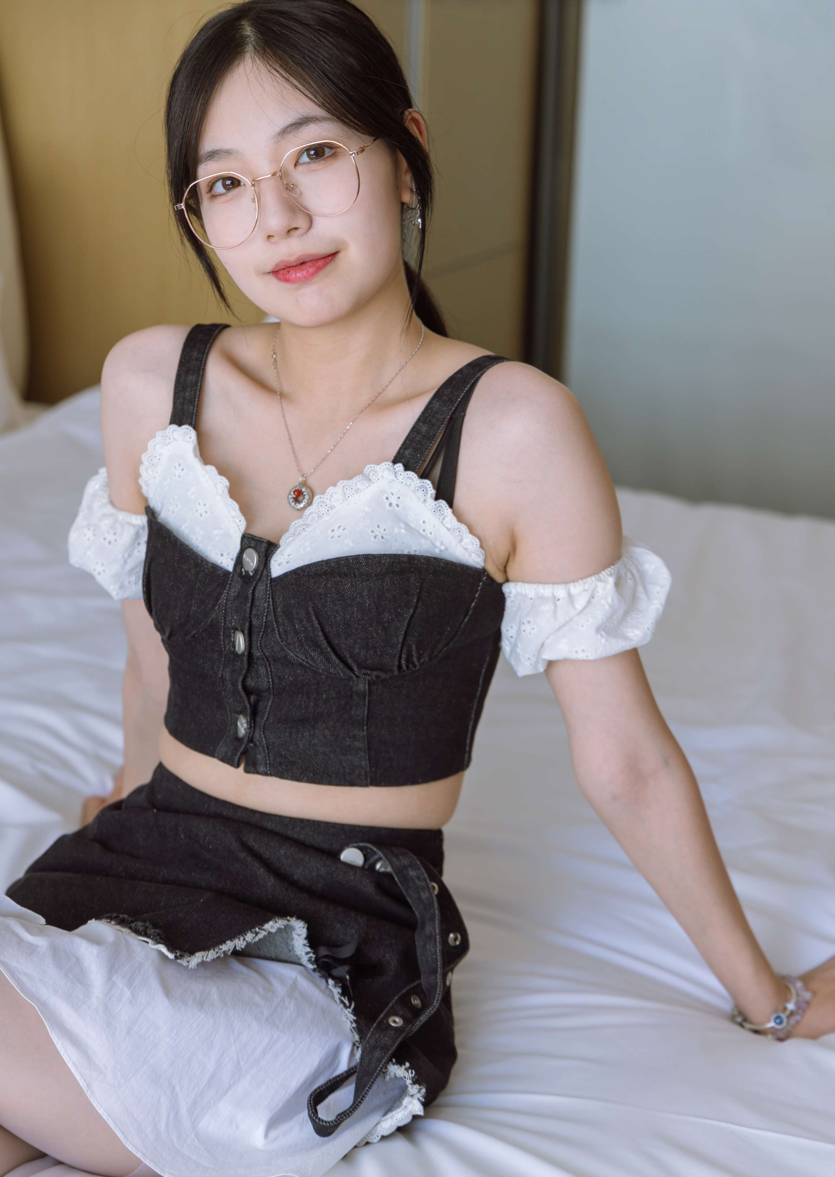 《小甜豆-两双高跟鞋の白丝脚丫》作品图