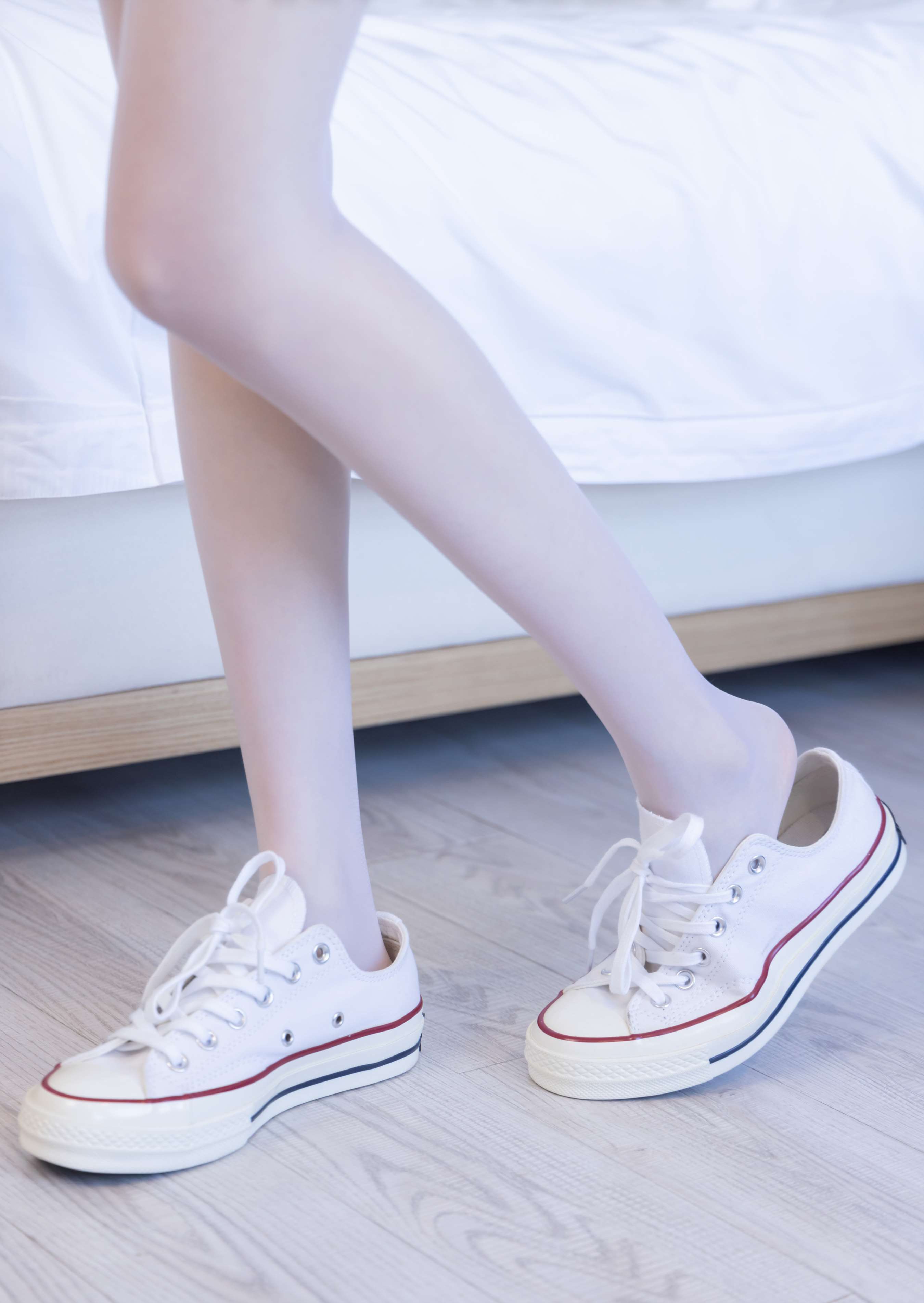 《稚予-板鞋の白丝脚丫》作品图