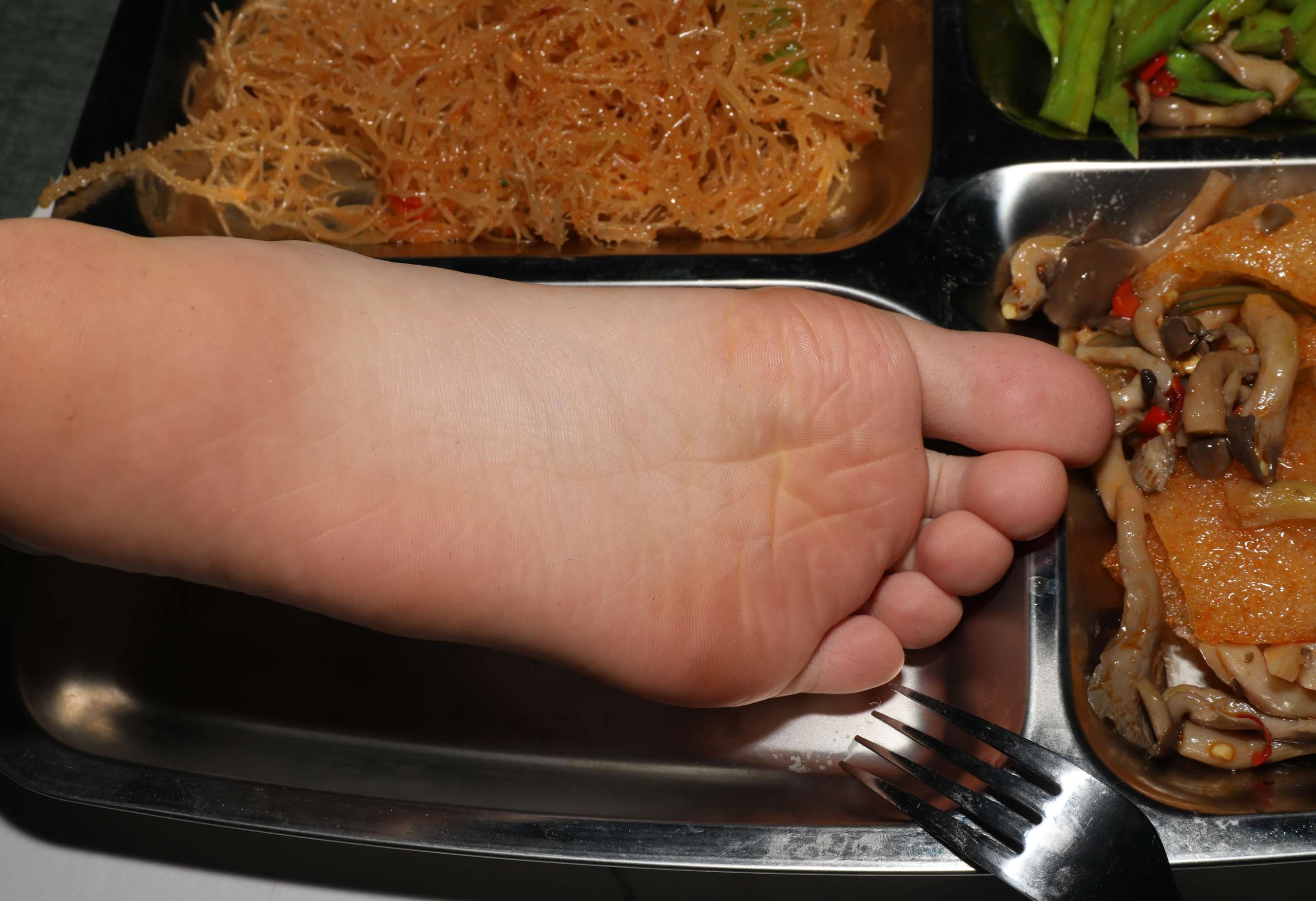 《学妹琪琪把脚洗干净了烤给大家吃》作品图